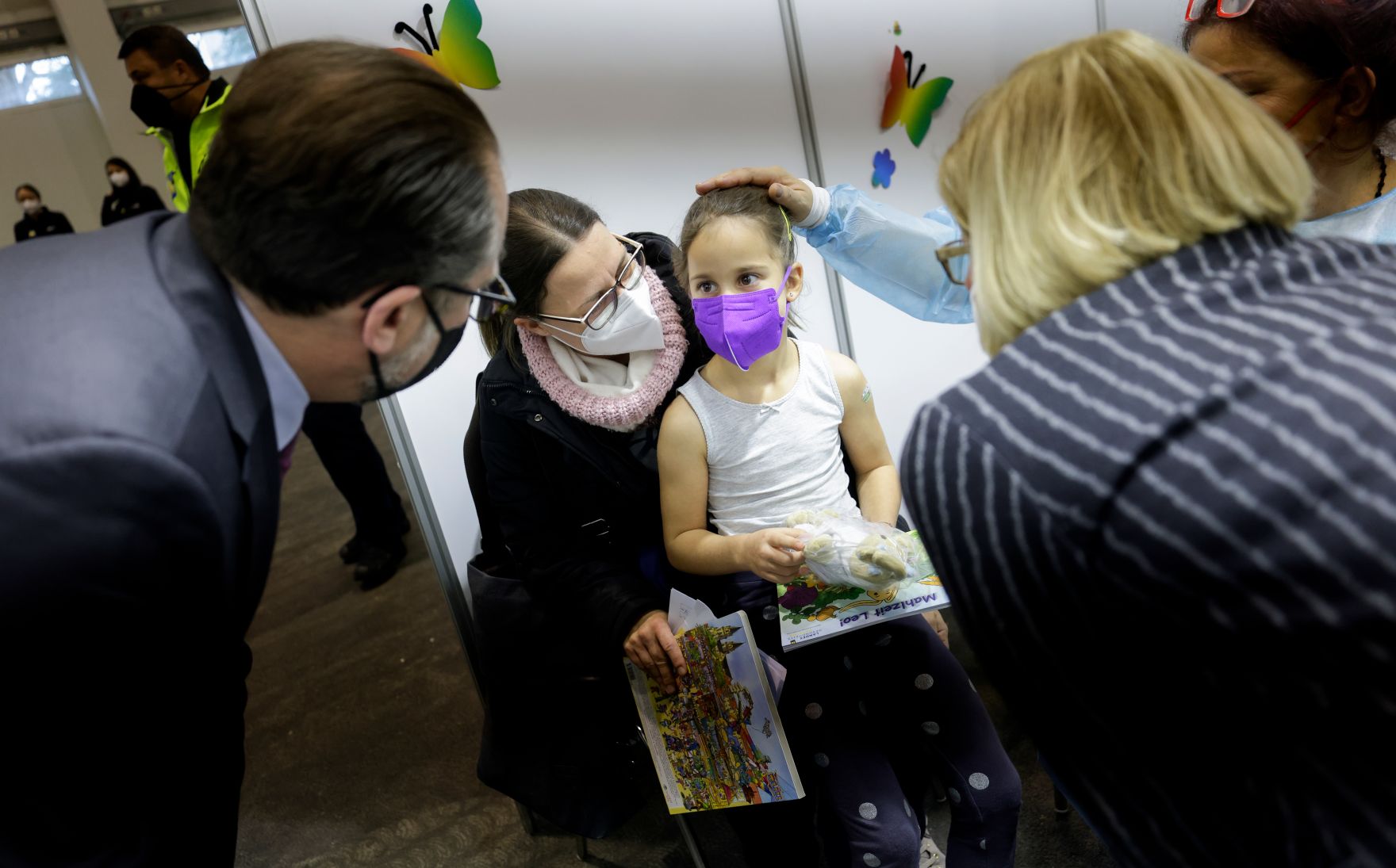 Am 1. Dezember 2021 besucht Bundeskanzler Alexander Schallenberg (l.) gemeinsam mit Landeshauptfrau Johanna Mikl-Leitner (r.) die COVID Kinderimpfstra&szlig;e in Tulln.