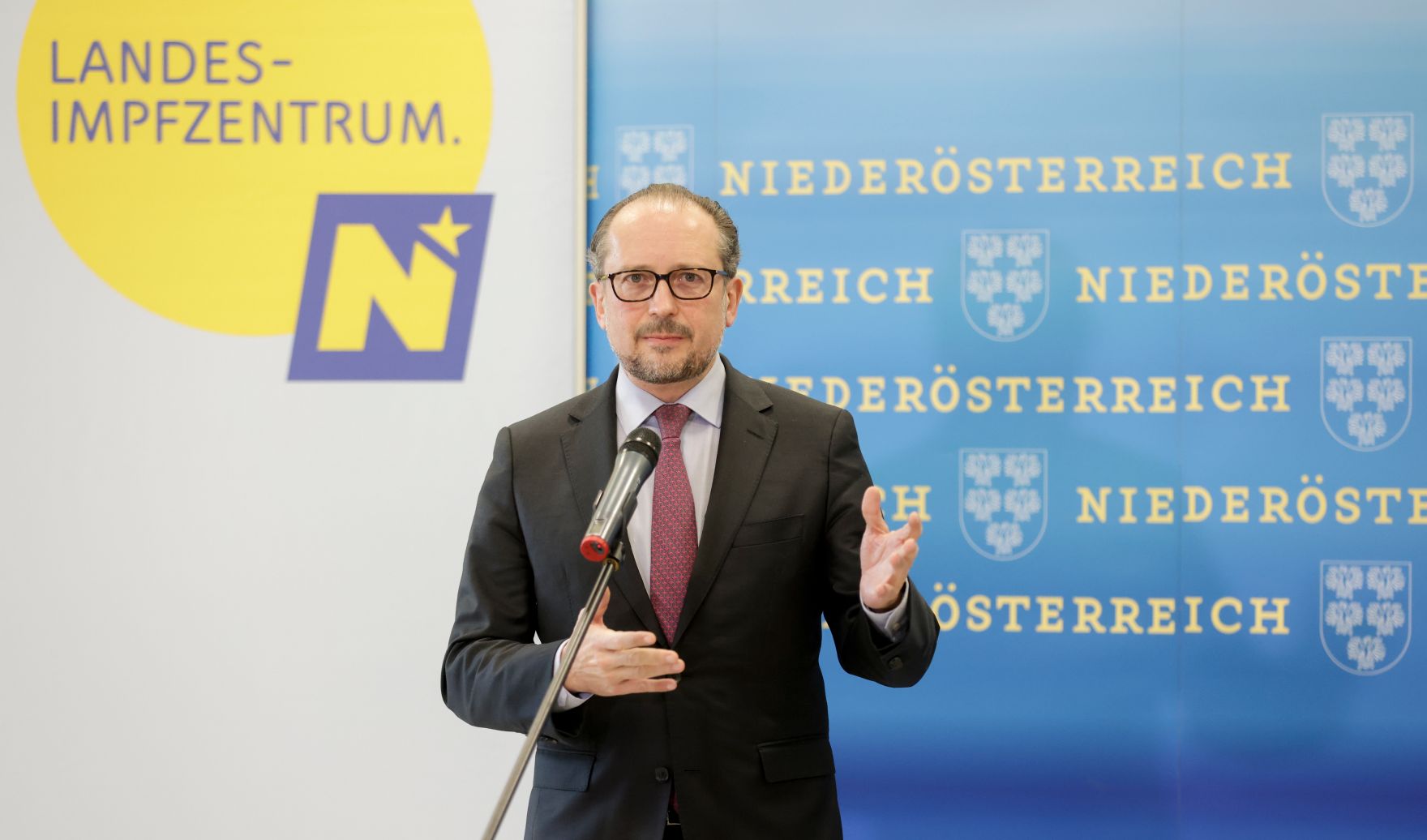 Am 1. Dezember 2021 besucht Bundeskanzler Alexander Schallenberg (im Bild) gemeinsam mit Landeshauptfrau Johanna Mikl-Leitner die COVID Kinderimpfstra&szlig;e in Tulln.