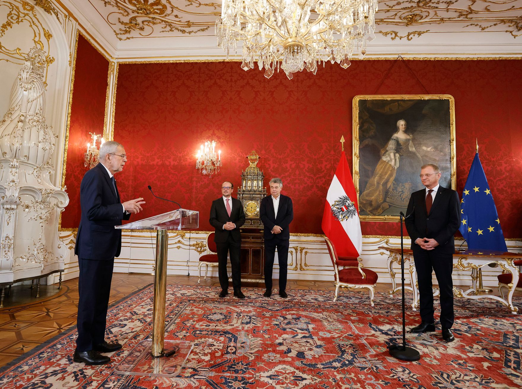 Am 27. Oktober 2021 wurde Landeshauptmann Thomas Stelzer (r.) bei Bundespr&auml;sident Alexander van der Bellen (l.) angelobt. Im Bild mit Bundeskanzler Alexander Schallenberg (2. v. l.) und Vizekanzler Werner Kogler (3. v. l.).