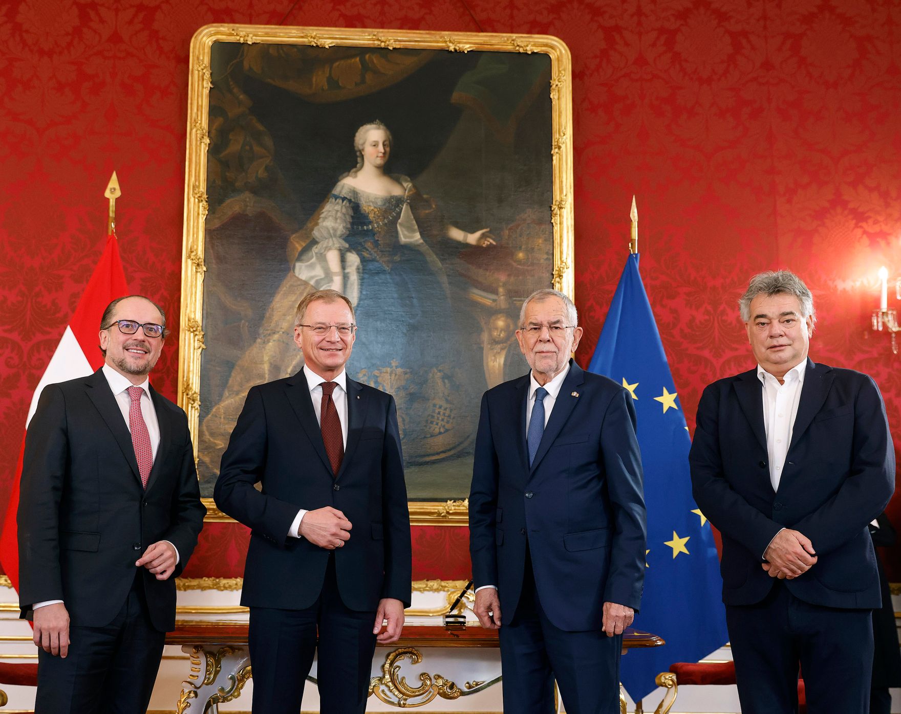 Am 27. Oktober 2021 wurde Landeshauptmann Thomas Stelzer (2. v. l.) bei Bundespr&auml;sident Alexander van der Bellen (3. v. l.) angelobt. Im Bild mit Bundeskanzler Alexander Schallenberg (l.) und Vizekanzler Werner Kogler (r.).
