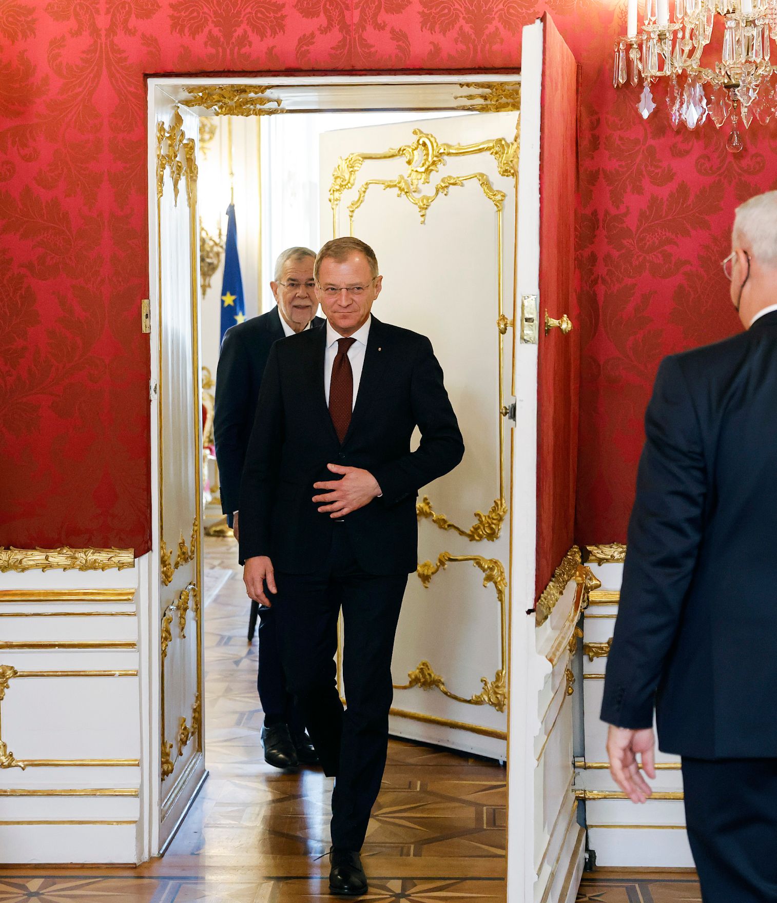 Am 27. Oktober 2021 wurde Landeshauptmann Thomas Stelzer (r.) bei Bundespr&auml;sident Alexander van der Bellen (l.) angelobt.