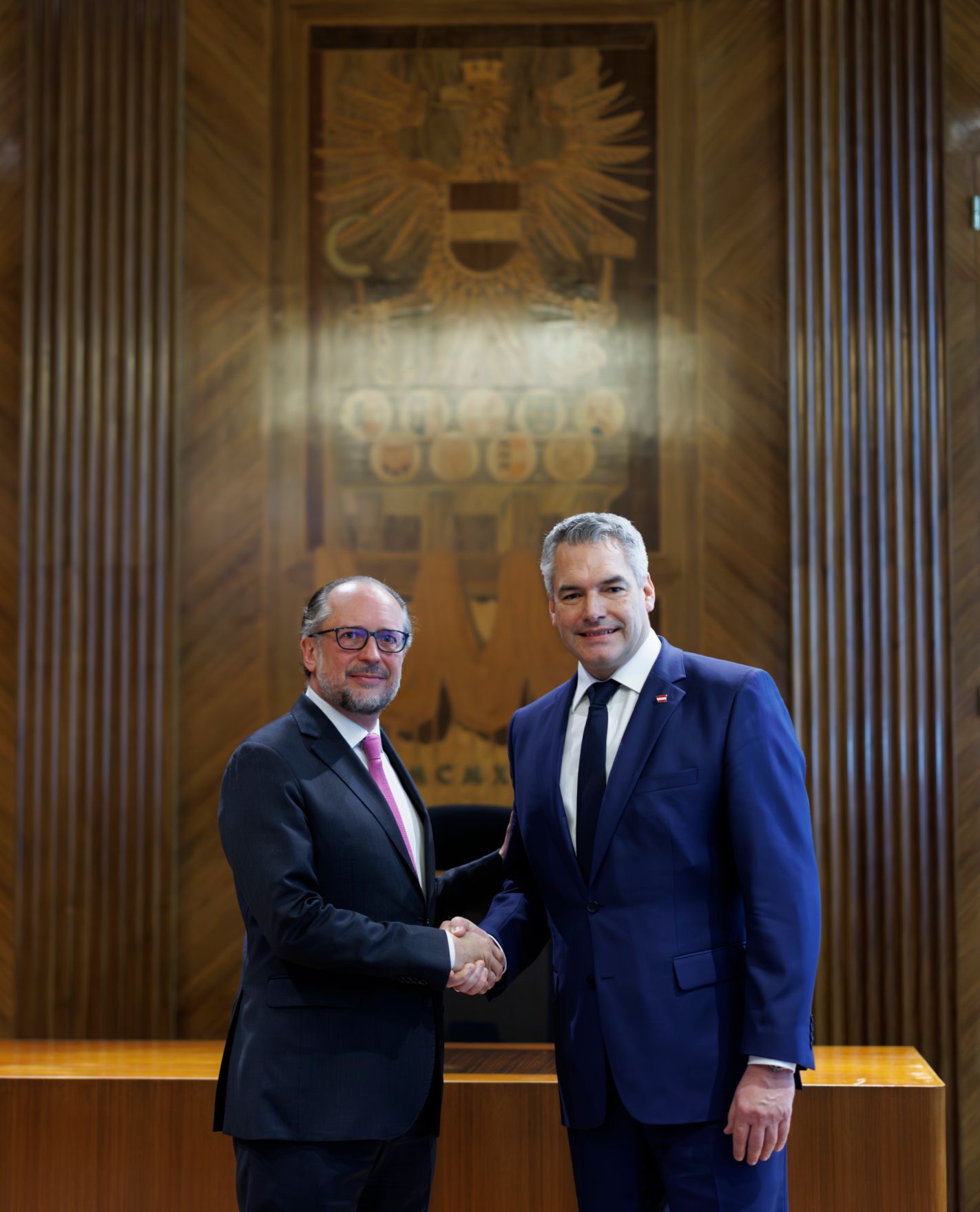 Am 10. J&auml;nner 2025 wurde Bundeskanzler Alexander Schallenberg (l.) von Bundespr&auml;sident Alexander Van der Bellen mit der Fortf&uuml;hrung der Verwaltung des Bundeskanzleramtes und dem Vorsitz in der einstweiligen Bundesregierung betraut. Im Bild bei der Amts&uuml;bergabe mit Karl Nehammer (r.).