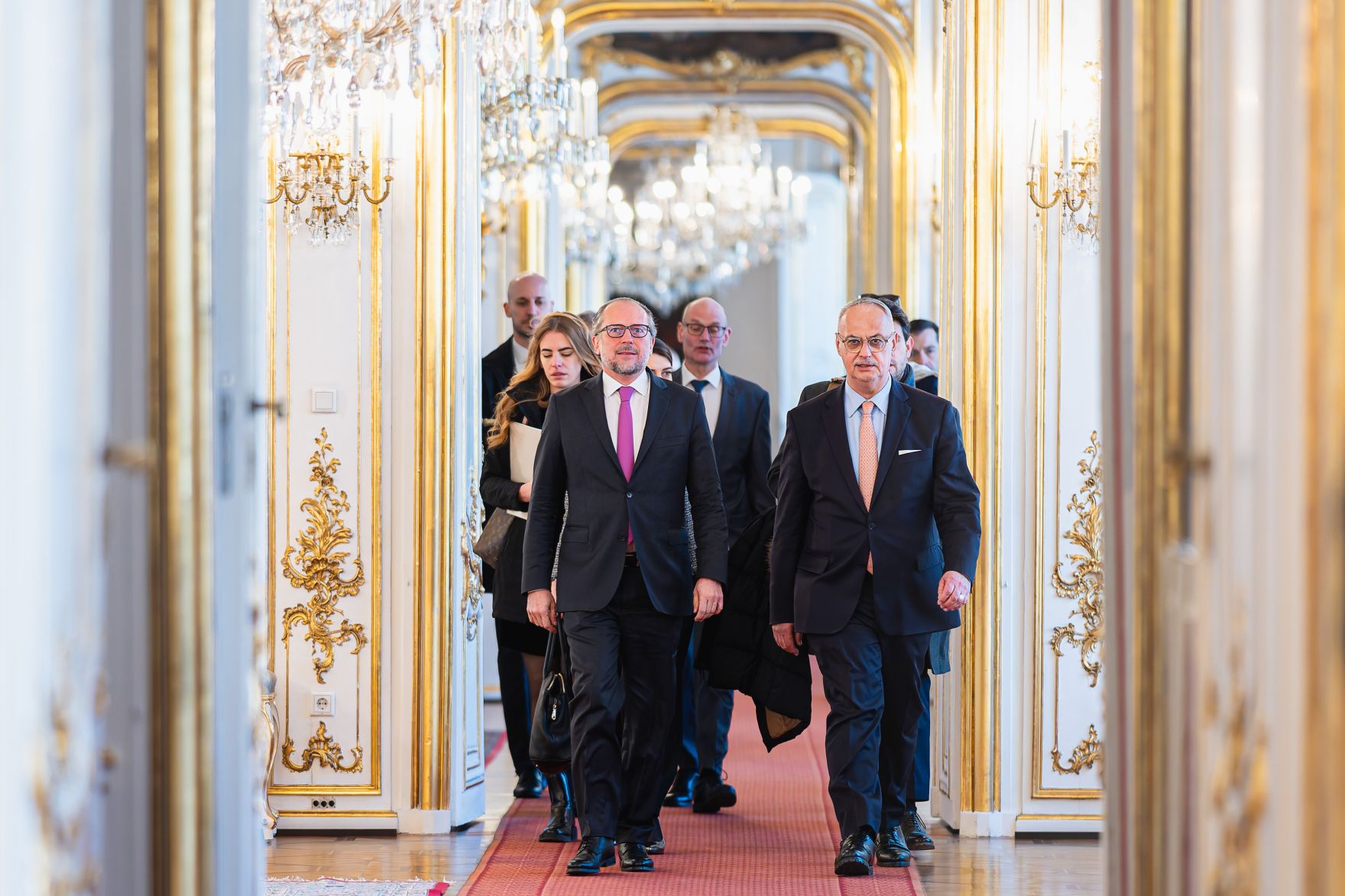 Am 10. J&auml;nner 2025 wurde Bundeskanzler Alexander Schallenberg (m.l.) von Bundespr&auml;sident Alexander Van der Bellen mit der Fortf&uuml;hrung der Verwaltung des Bundeskanzleramtes und dem Vorsitz in der einstweiligen Bundesregierung betraut.