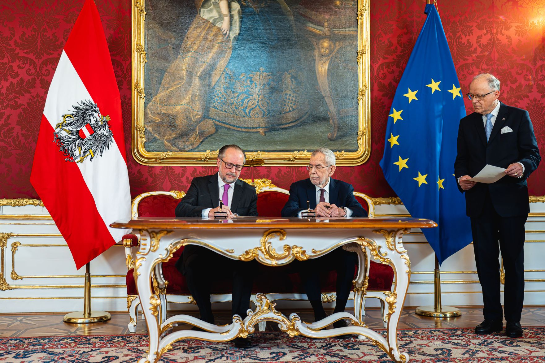 Am 10. J&auml;nner 2025 wurde Bundeskanzler Alexander Schallenberg (l.) von Bundespr&auml;sident Alexander Van der Bellen (m.) mit der Fortf&uuml;hrung der Verwaltung des Bundeskanzleramtes und dem Vorsitz in der einstweiligen Bundesregierung betraut.