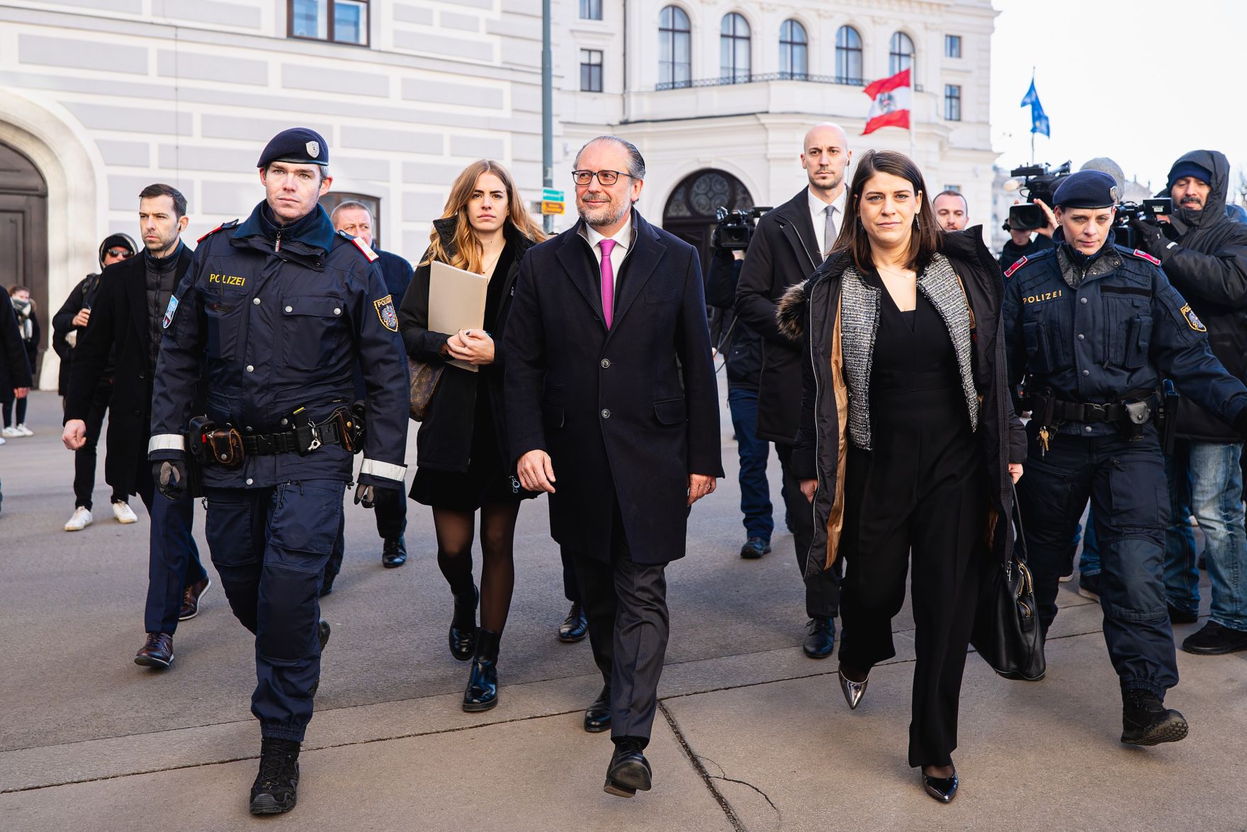 Am 10. J&auml;nner 2025 wurde Bundeskanzler Alexander Schallenberg (m.) von Bundespr&auml;sident Alexander Van der Bellen mit der Fortf&uuml;hrung der Verwaltung des Bundeskanzleramtes und dem Vorsitz in der einstweiligen Bundesregierung betraut.