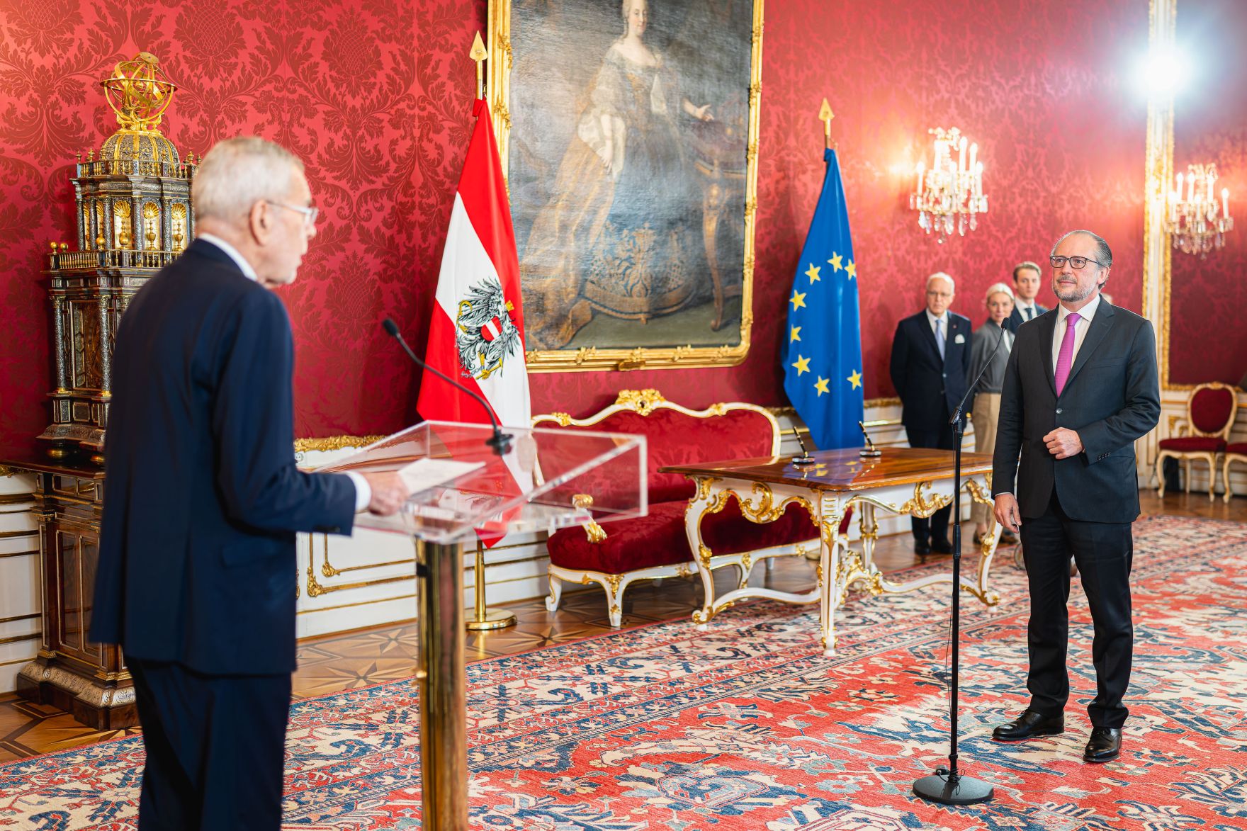 Am 10. J&auml;nner 2025 wurde Bundeskanzler Alexander Schallenberg (r.) von Bundespr&auml;sident Alexander Van der Bellen (l.) mit der Fortf&uuml;hrung der Verwaltung des Bundeskanzleramtes und dem Vorsitz in der einstweiligen Bundesregierung betraut.