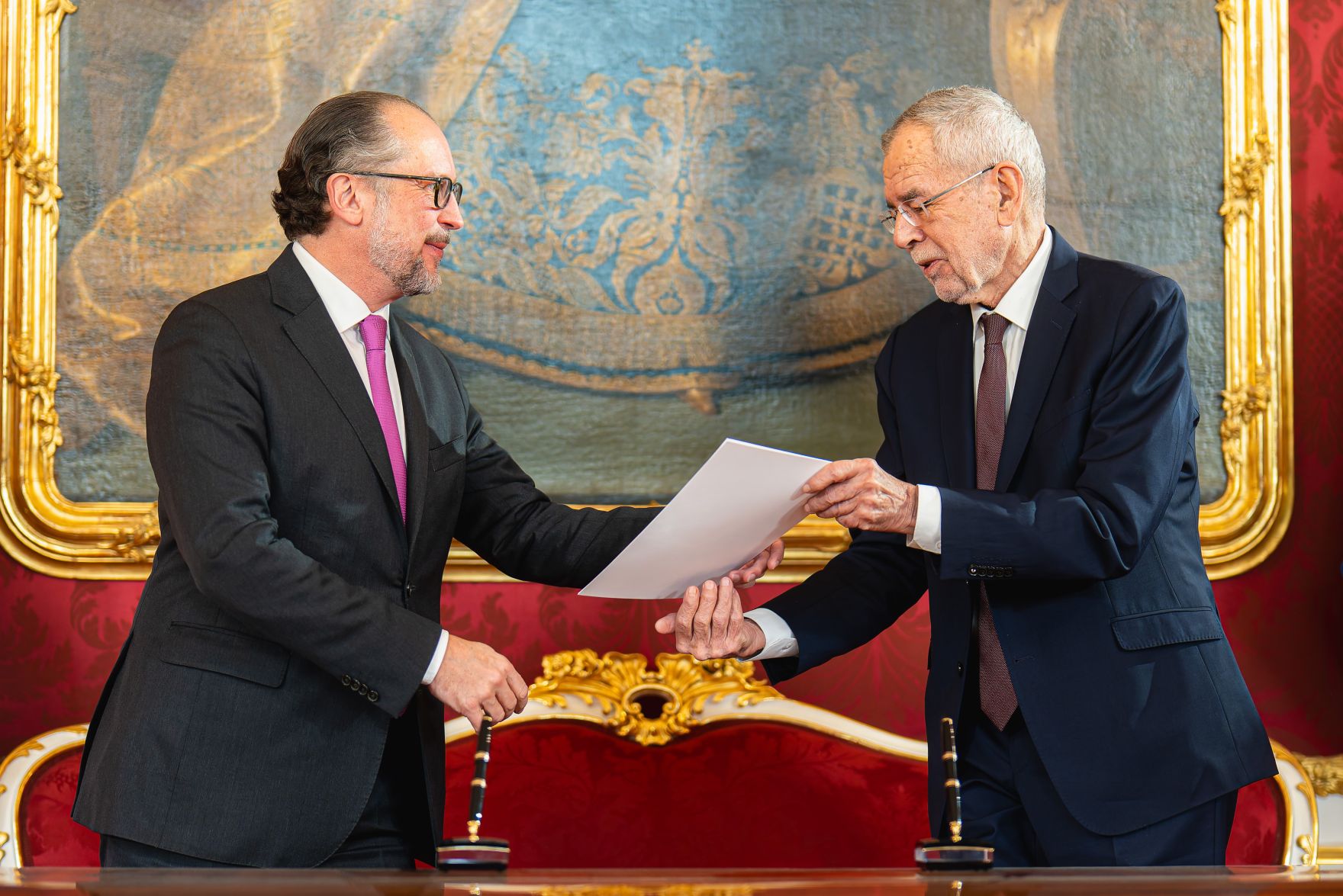 Am 10. J&auml;nner 2025 wurde Bundeskanzler Alexander Schallenberg (l.) von Bundespr&auml;sident Alexander Van der Bellen (r.) mit der Fortf&uuml;hrung der Verwaltung des Bundeskanzleramtes und dem Vorsitz in der einstweiligen Bundesregierung betraut.