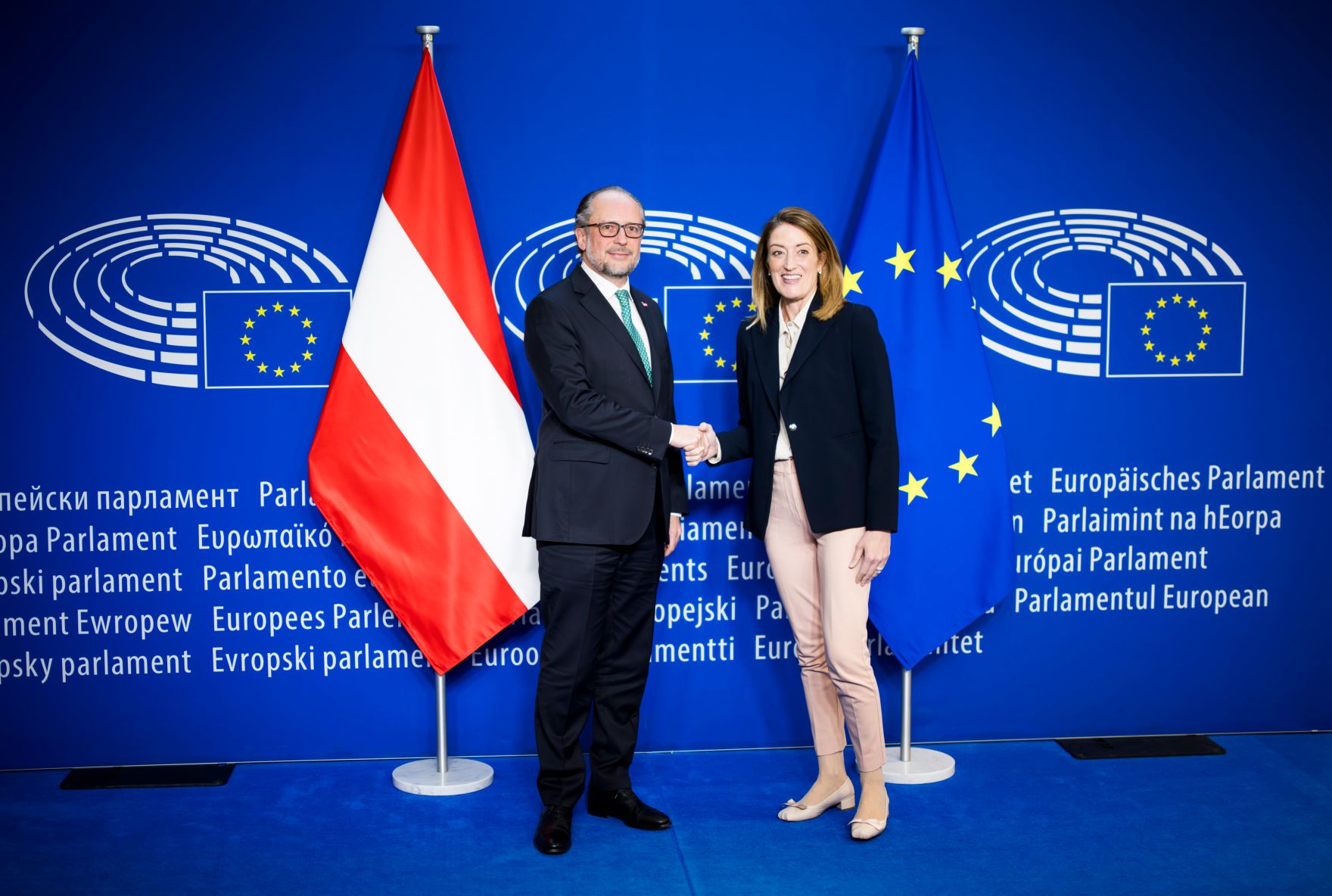 Am 13. J&auml;nner 2025 reiste Bundeskanzler Alexander Schallenberg (l.) zu einem Arbeitsbesuch nach Br&uuml;ssel. Im Bild bei einem Gespr&auml;ch mit der Pr&auml;sidentin des Europ&auml;ischen Parlaments, Roberta Metsola (r.).