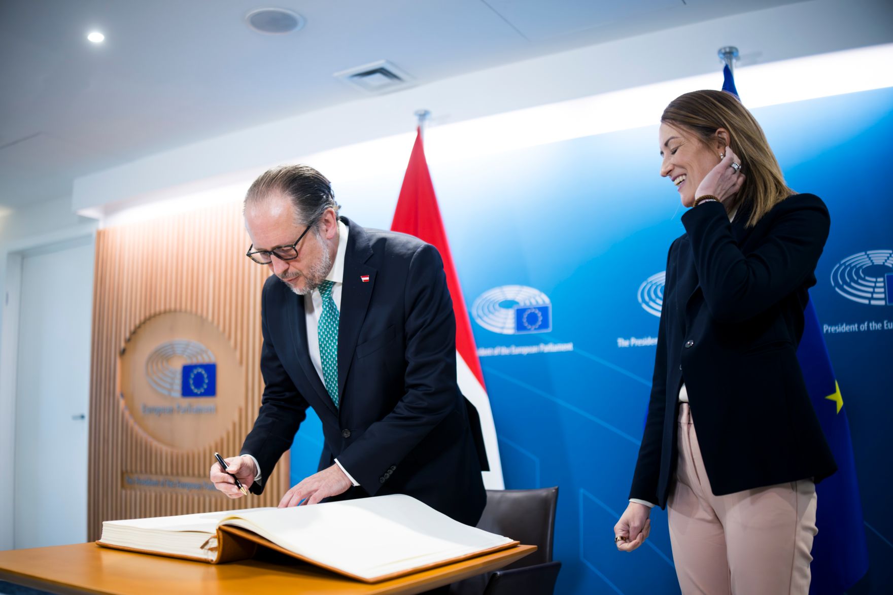 Am 13. J&auml;nner 2025 reiste Bundeskanzler Alexander Schallenberg (l.) zu einem Arbeitsbesuch nach Br&uuml;ssel. Im Bild bei einem Gespr&auml;ch mit der Pr&auml;sidentin des Europ&auml;ischen Parlaments, Roberta Metsola (r.).