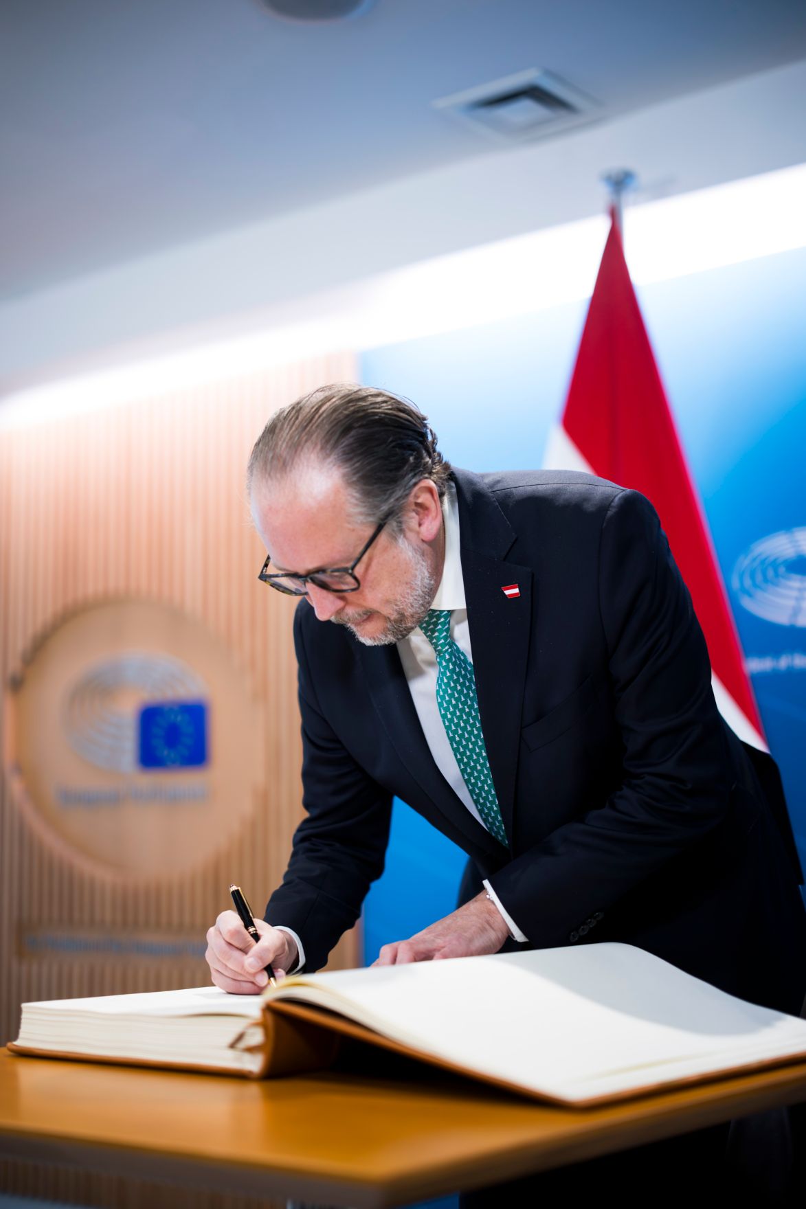 Am 13. J&auml;nner 2025 reiste Bundeskanzler Alexander Schallenberg (im Bild) zu einem Arbeitsbesuch nach Br&uuml;ssel. Im Bild bei einem Gespr&auml;ch mit der Pr&auml;sidentin des Europ&auml;ischen Parlaments, Roberta Metsola.