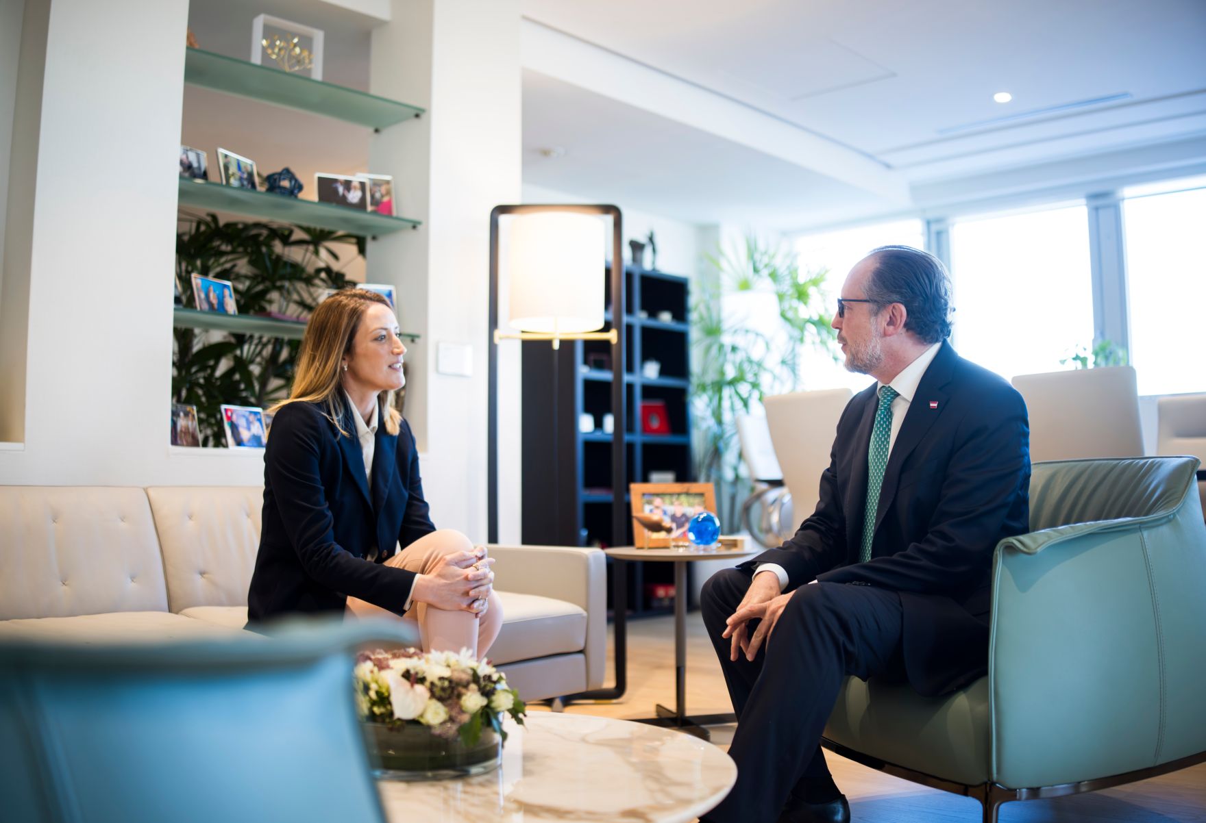Am 13. J&auml;nner 2025 reiste Bundeskanzler Alexander Schallenberg (r.) zu einem Arbeitsbesuch nach Br&uuml;ssel. Im Bild bei einem Gespr&auml;ch mit der Pr&auml;sidentin des Europ&auml;ischen Parlaments, Roberta Metsola (l.).