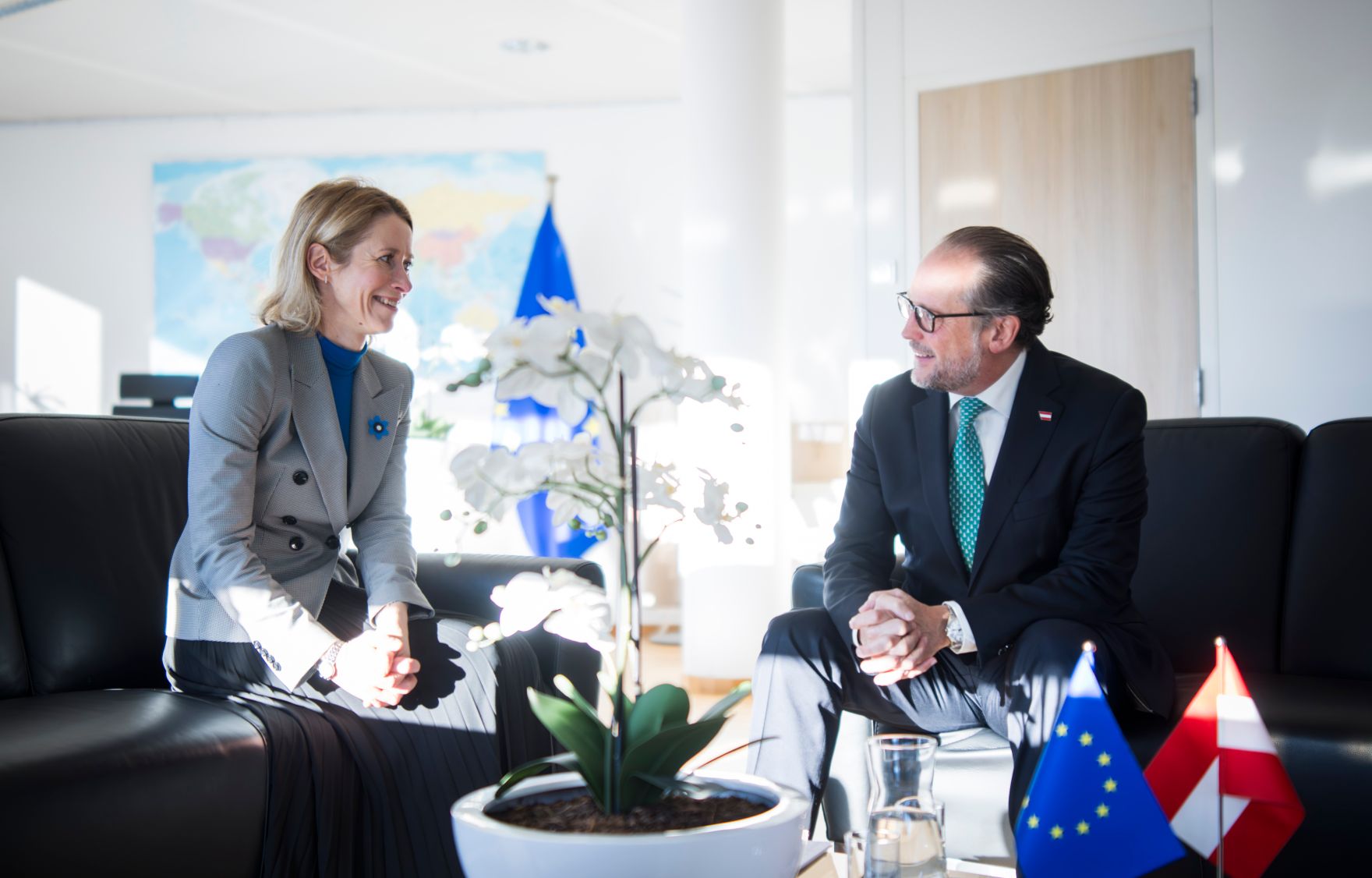 Am 13. J&auml;nner 2025 reiste Bundeskanzler Alexander Schallenberg (r.) zu einem Arbeitsbesuch nach Br&uuml;ssel. Im Bild bei einem Gespr&auml;ch mit der Hohen Vertreterin der Union f&uuml;r Au&szlig;en- und Sicherheitspolitik und Vizepr&auml;sidentin der EU-Kommission Kaja Kallas (l.).