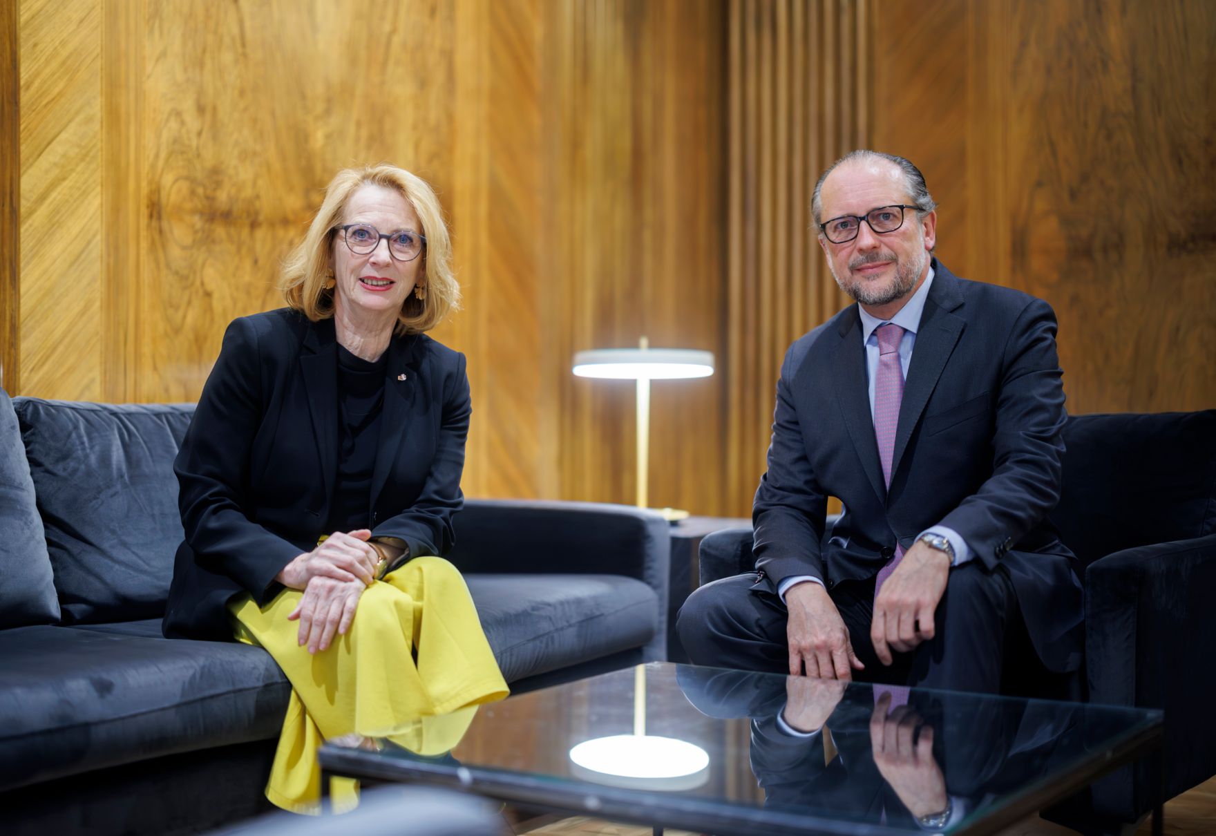 Am 16. J&auml;nner 2025 empfing Bundeskanzler Alexander Schallenberg (r.) die 3. Nationalratspr&auml;sidentin Doris Bures (l.) zu einem Arbeitsgespr&auml;ch.