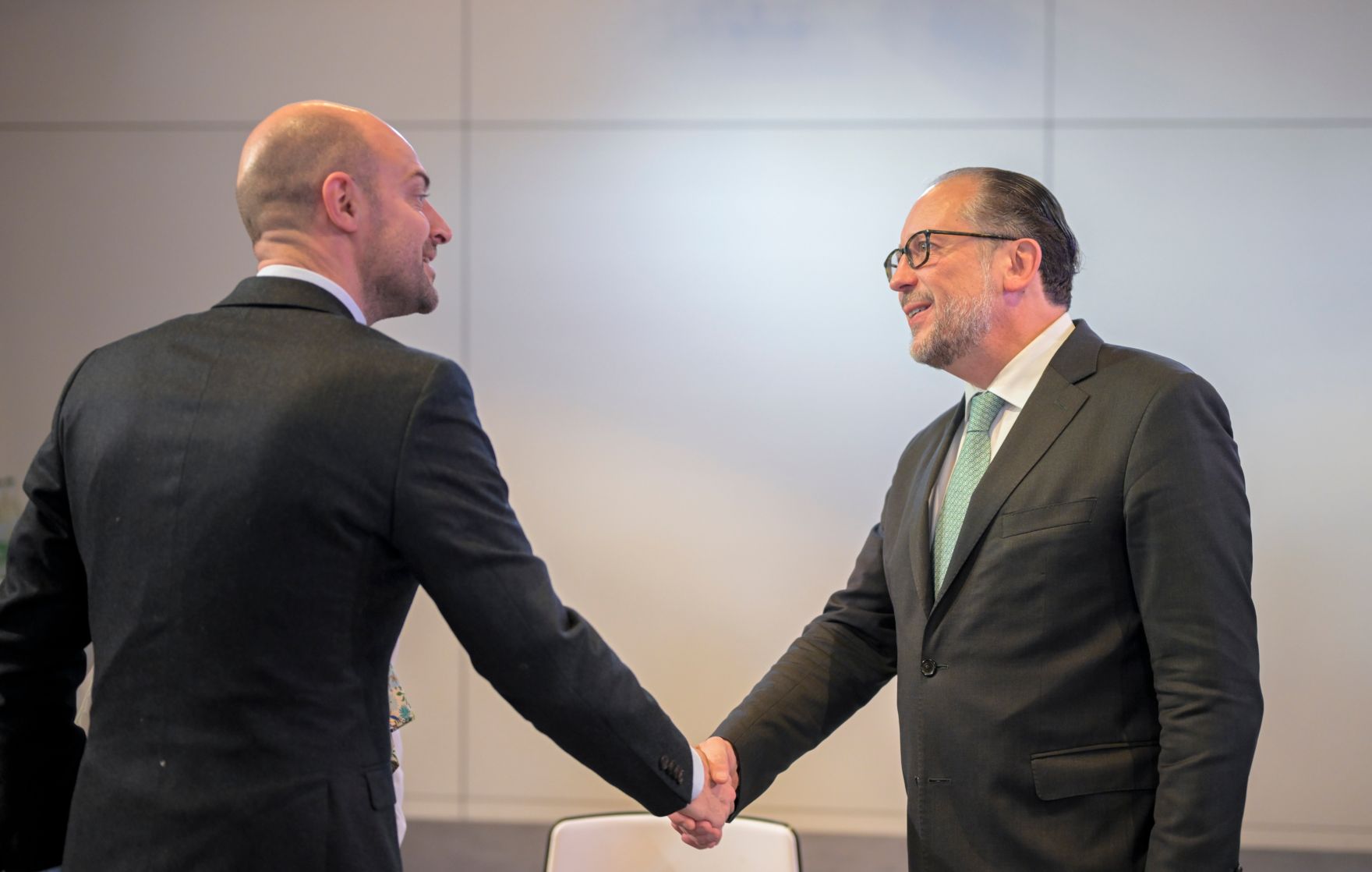 Am 23. J&auml;nner 2025 nahm Bundeskanzler Alexander Schallenberg (r.) am Weltwirtschaftsforum in Davos teil. Im Bild mit Jean-No&euml;l Barrot (l.), dem Au&szlig;enminister von Frankreich.