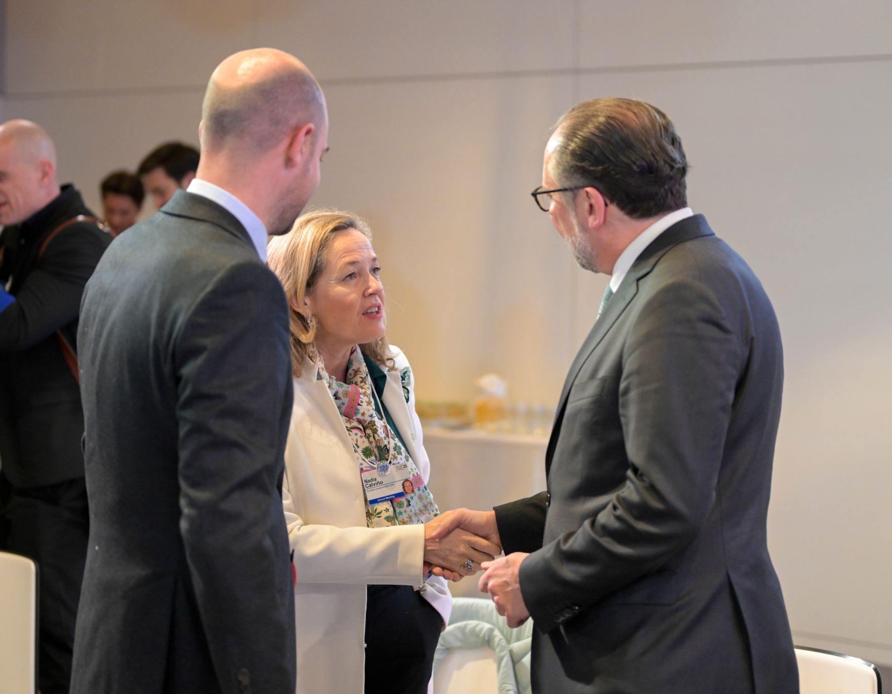 Am 23. J&auml;nner 2025 nahm Bundeskanzler Alexander Schallenberg (r.) am Weltwirtschaftsforum in Davos teil. Im Bild mit Nadia Calvi&ntilde;o (m.), der Ehemaligen Ministerin f&uuml;r Wirtschaft und Digitalen Wandel von Spanien.