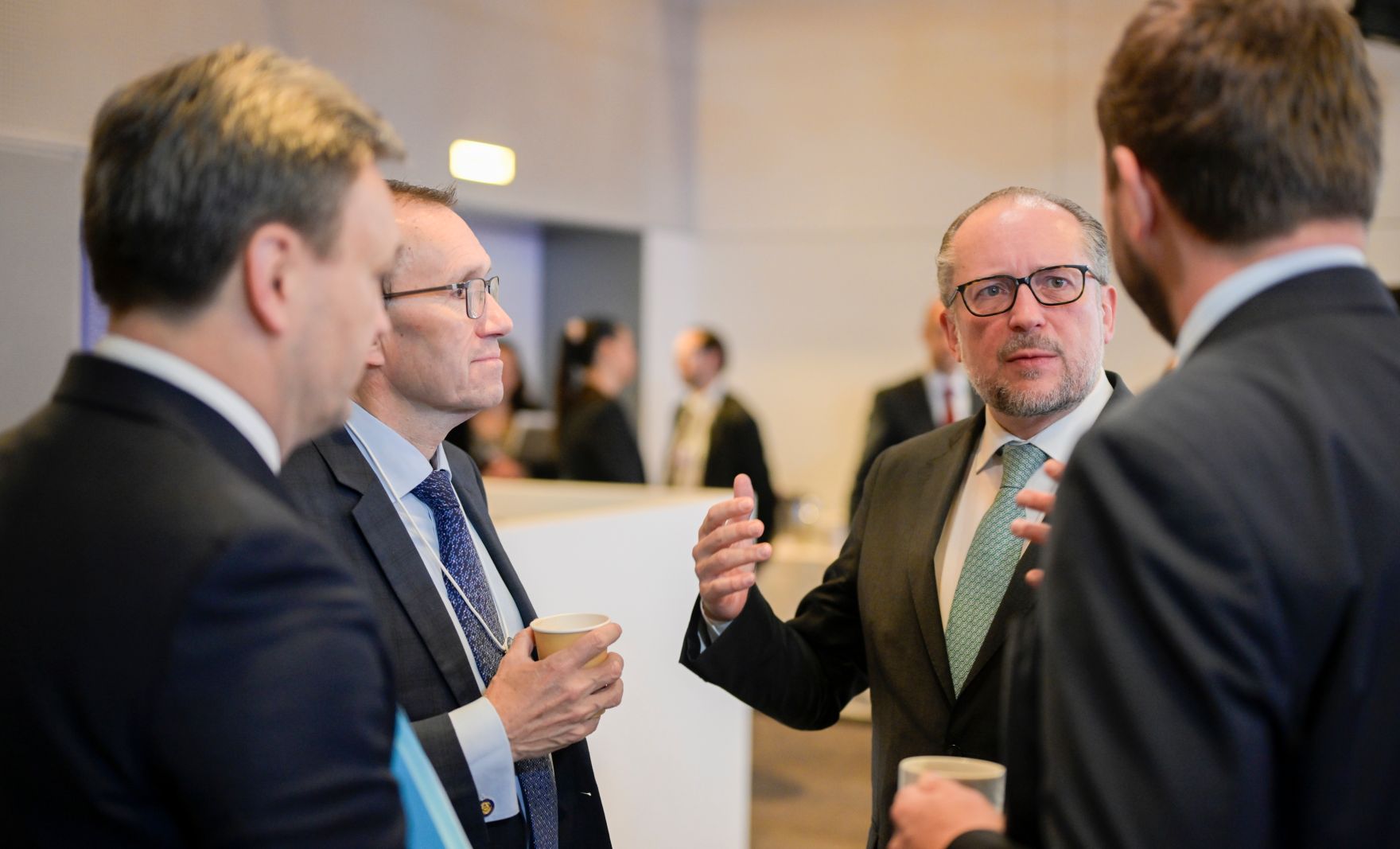 Am 23. J&auml;nner 2025 nahm Bundeskanzler Alexander Schallenberg (m.r.) am Weltwirtschaftsforum in Davos teil. Im Bild mit Espen Barth (m.l.) dem Au&szlig;enminister von Norwegen.