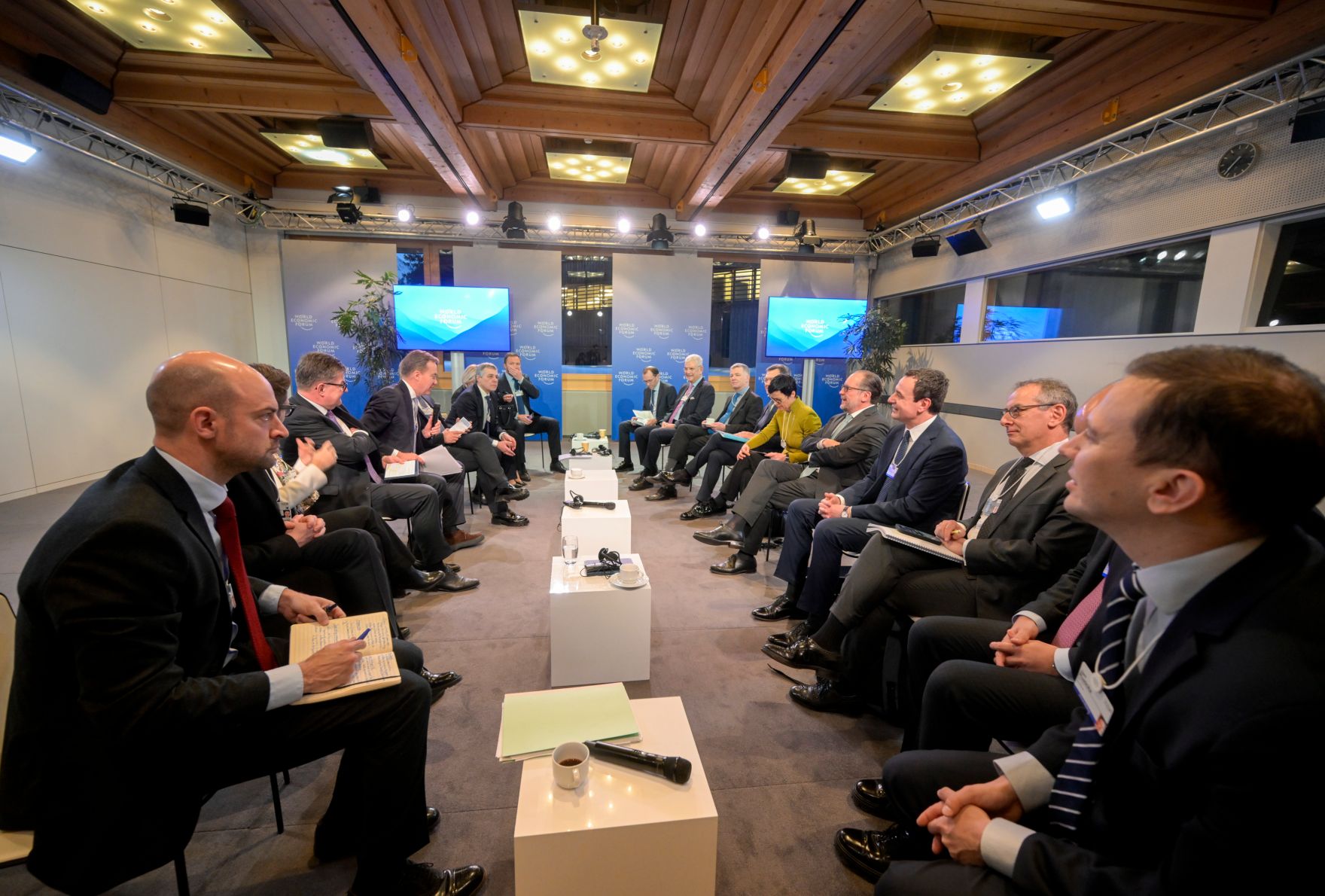 Am 23. J&auml;nner 2025 nahm Bundeskanzler Alexander Schallenberg (4.v.r.) am Weltwirtschaftsforum in Davos teil.