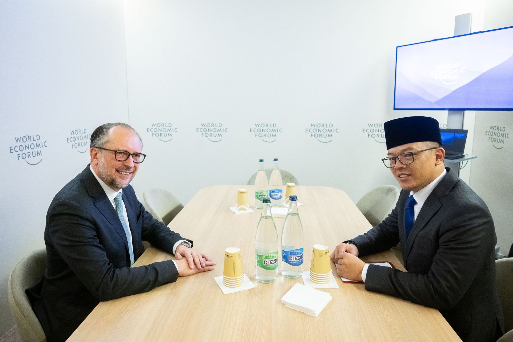 Am 23. J&auml;nner 2025 nahm Bundeskanzler Alexander Schallenberg (l.) am Weltwirtschaftsforum in Davos teil. Im Bild mit dem Indonesiens Au&szlig;enminister Sugiono (r.).