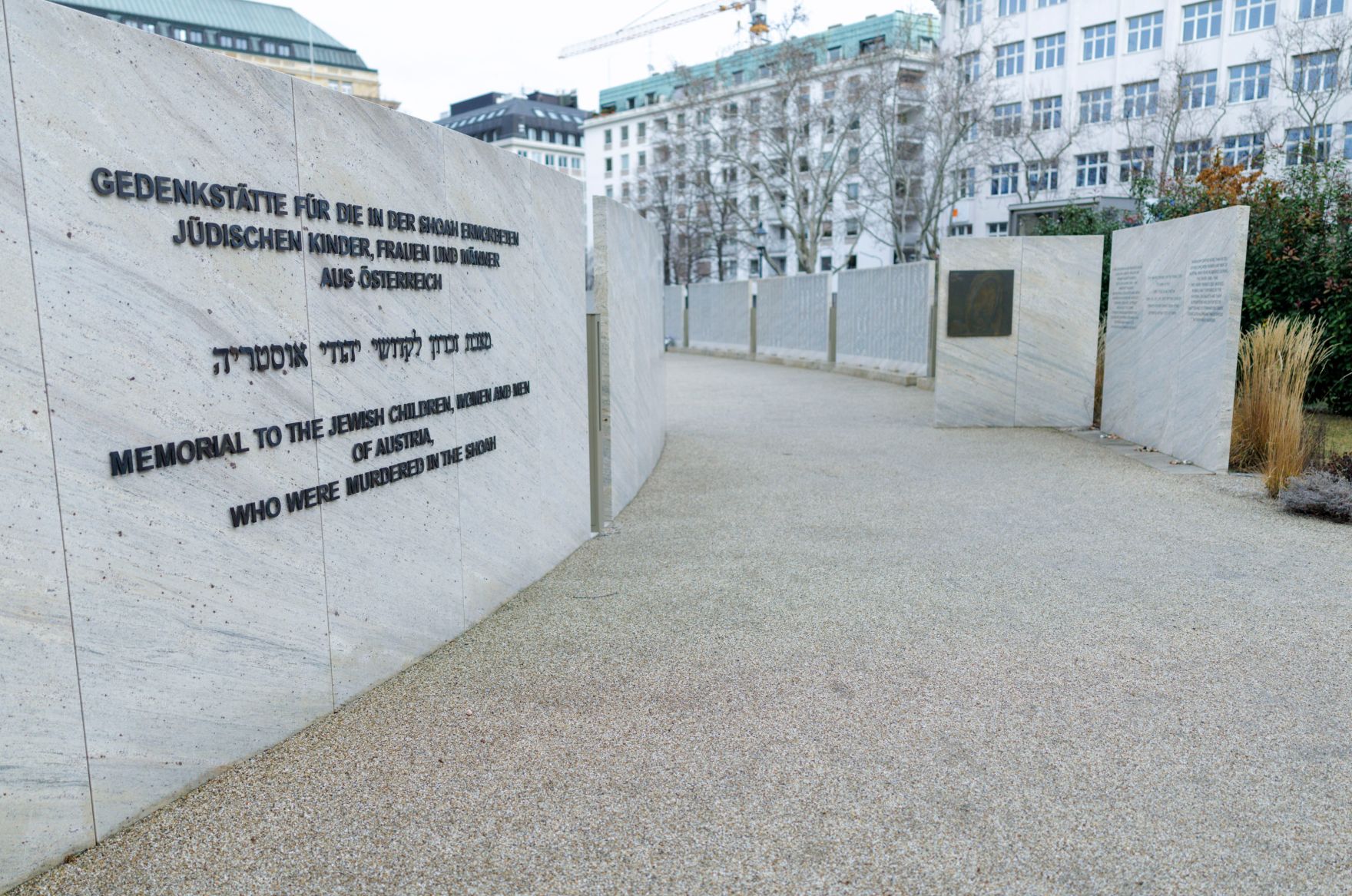 Am 27. J&auml;nner 2025 besuchte Bundeskanzler Alexander Schallenberg anl&auml;sslich des internationalen Tag des Gedenkens an die Opfer des Holocaust die Shoah Namensmauern im Ostarrichipark.