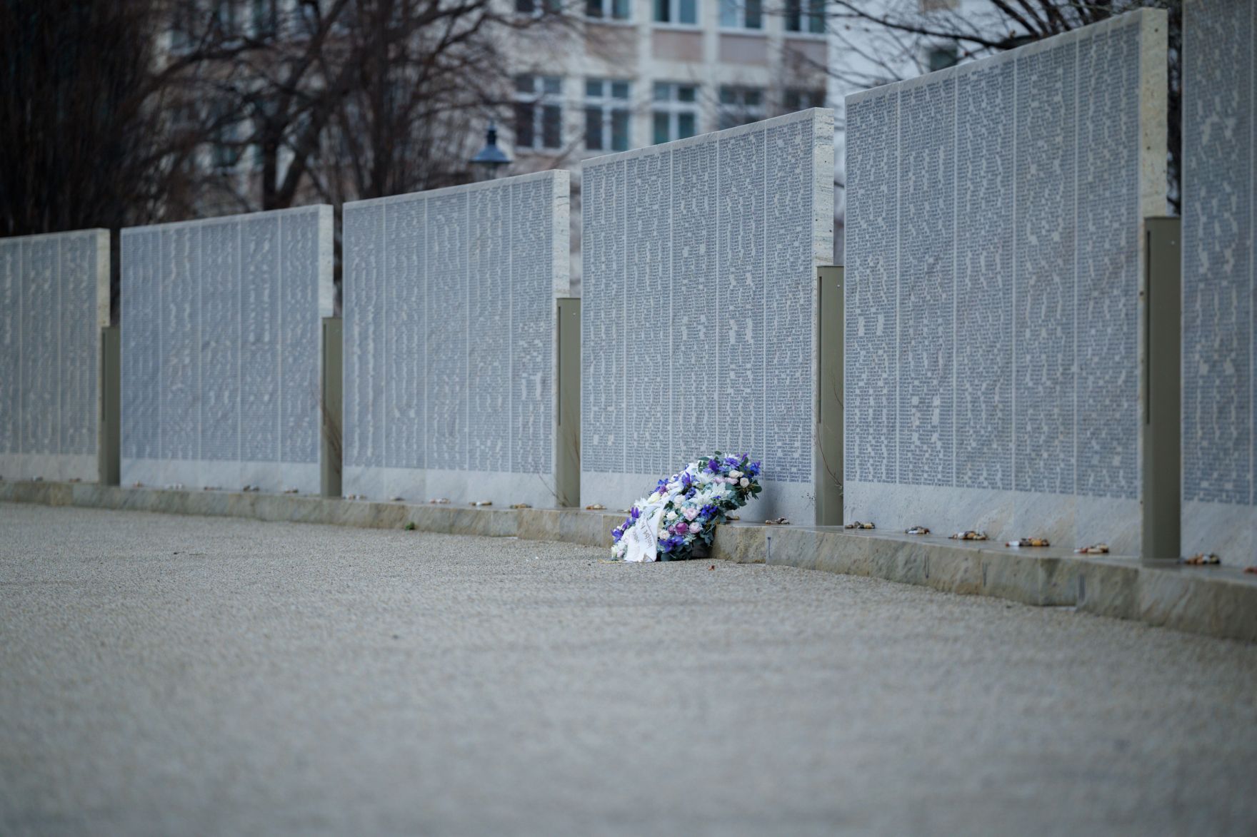 Am 27. J&auml;nner 2025 besuchte Bundeskanzler Alexander Schallenberg anl&auml;sslich des internationalen Tag des Gedenkens an die Opfer des Holocaust die Shoah Namensmauern im Ostarrichipark.