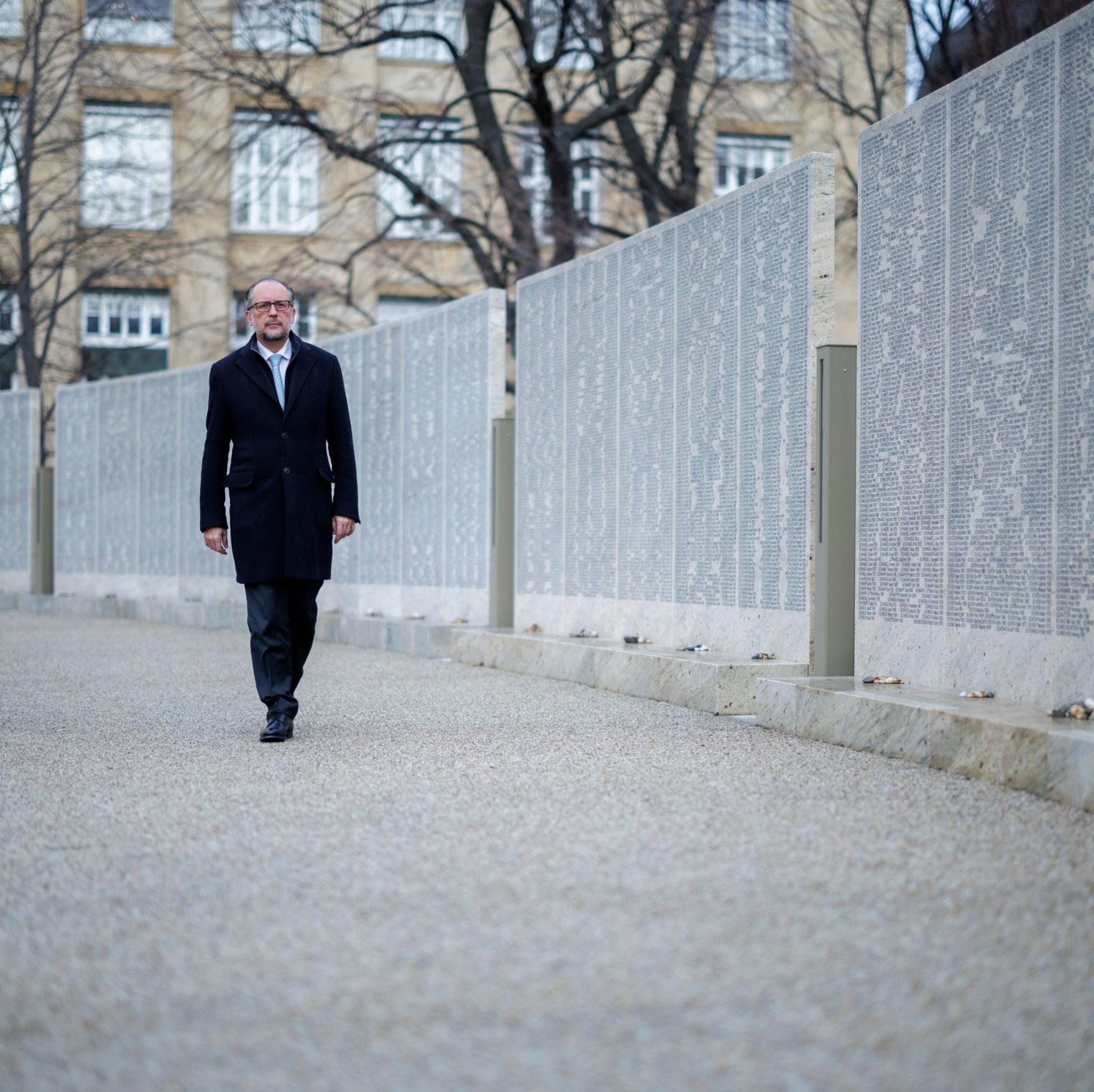 Am 27. J&auml;nner 2025 besuchte Bundeskanzler Alexander Schallenberg (im Bild) anl&auml;sslich des internationalen Tag des Gedenkens an die Opfer des Holocaust die Shoah Namensmauern im Ostarrichipark.