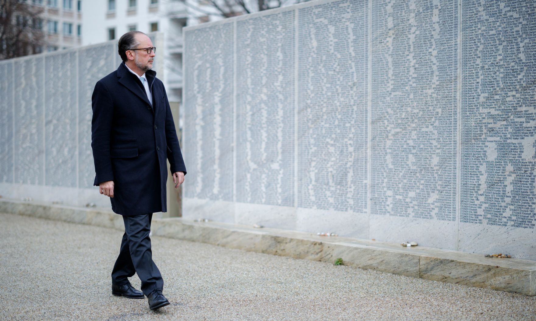 Am 27. J&auml;nner 2025 besuchte Bundeskanzler Alexander Schallenberg (im Bild) anl&auml;sslich des internationalen Tag des Gedenkens an die Opfer des Holocaust die Shoah Namensmauern im Ostarrichipark.