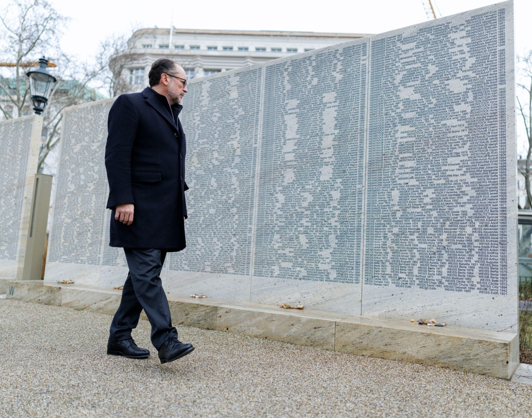 Am 27. J&auml;nner 2025 besuchte Bundeskanzler Alexander Schallenberg (im Bild) anl&auml;sslich des internationalen Tag des Gedenkens an die Opfer des Holocaust die Shoah Namensmauern im Ostarrichipark.