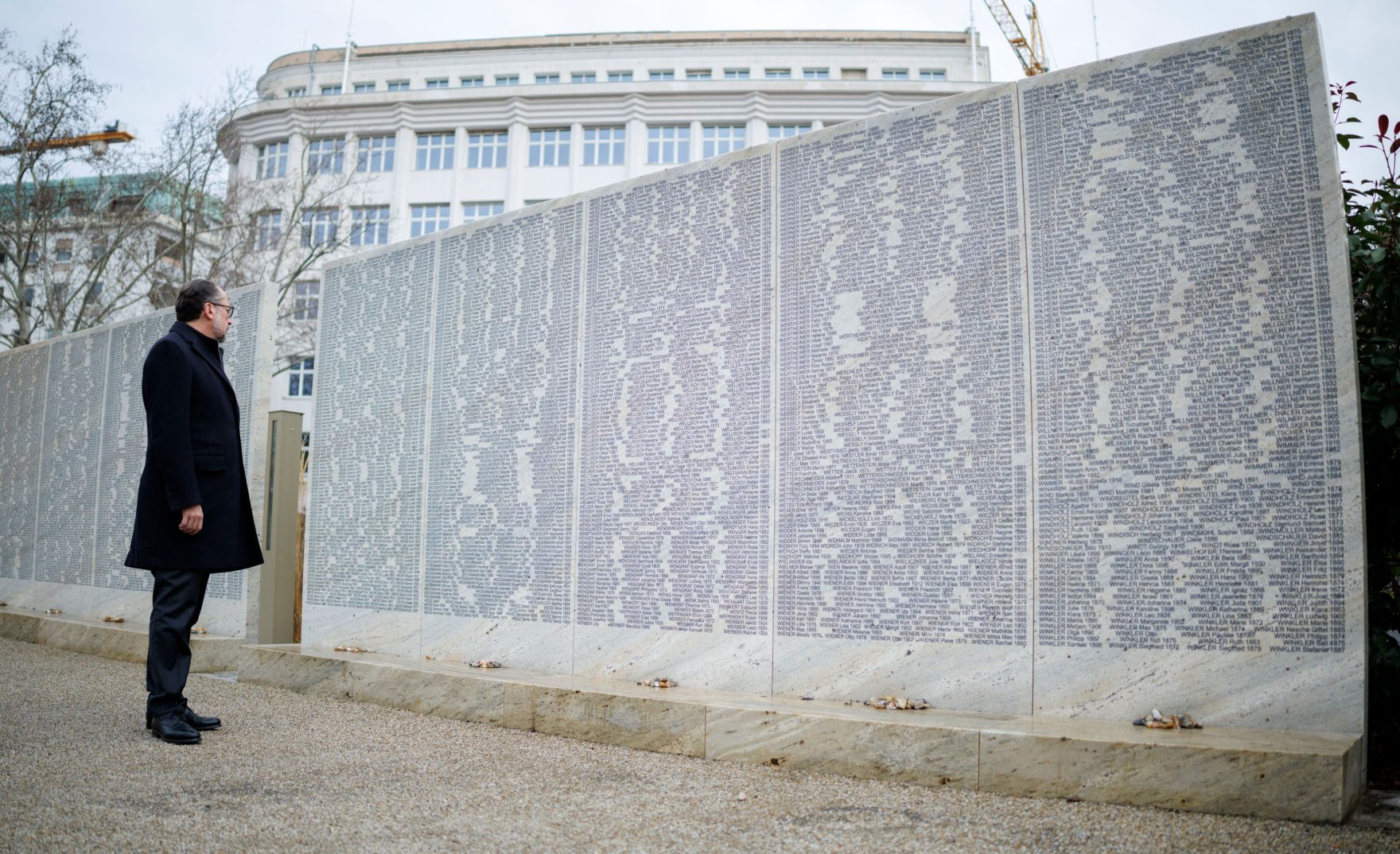 Am 27. J&auml;nner 2025 besuchte Bundeskanzler Alexander Schallenberg (im Bild) anl&auml;sslich des internationalen Tag des Gedenkens an die Opfer des Holocaust die Shoah Namensmauern im Ostarrichipark.