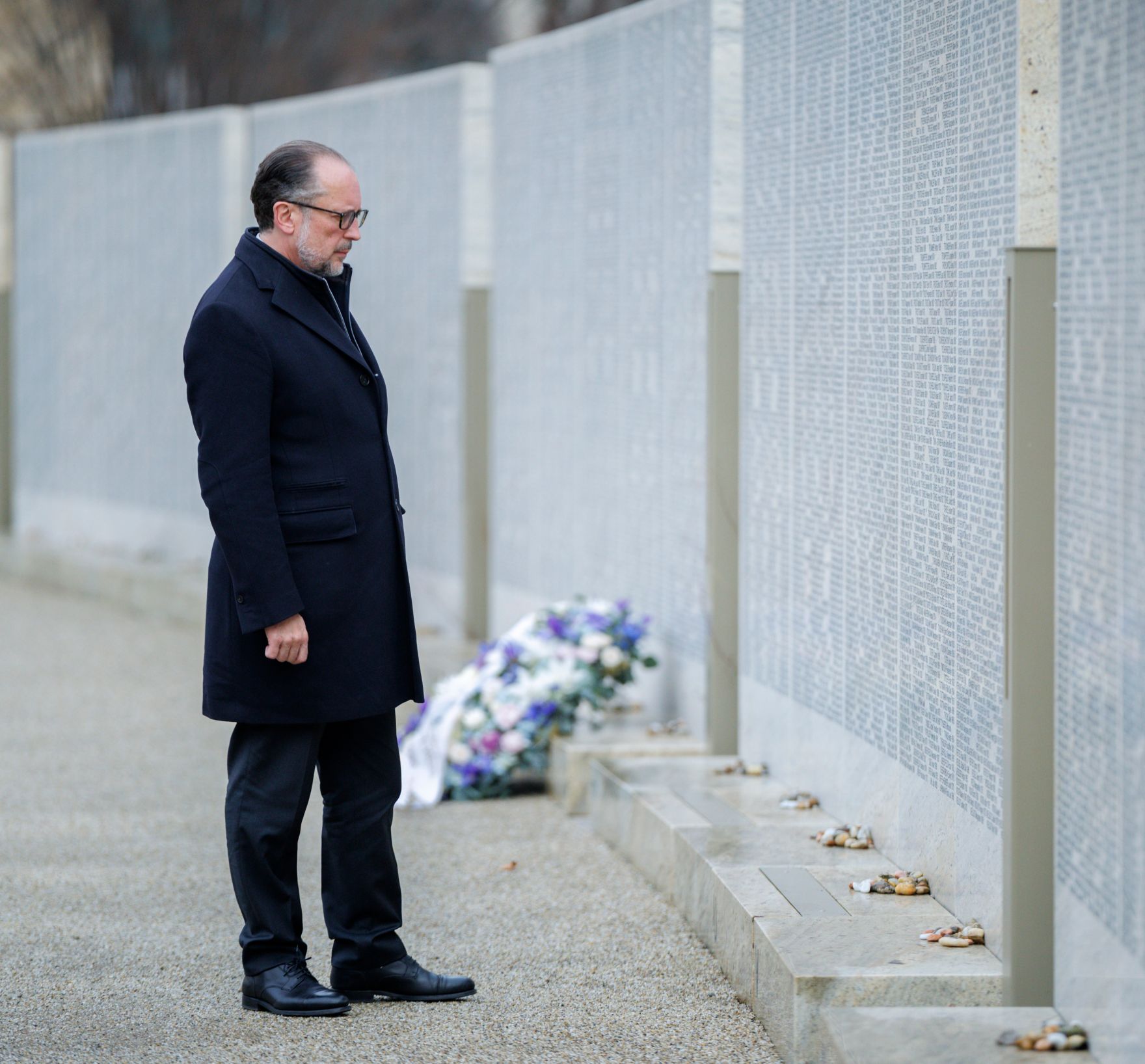 Am 27. J&auml;nner 2025 besuchte Bundeskanzler Alexander Schallenberg (im Bild) anl&auml;sslich des internationalen Tag des Gedenkens an die Opfer des Holocaust die Shoah Namensmauern im Ostarrichipark.
