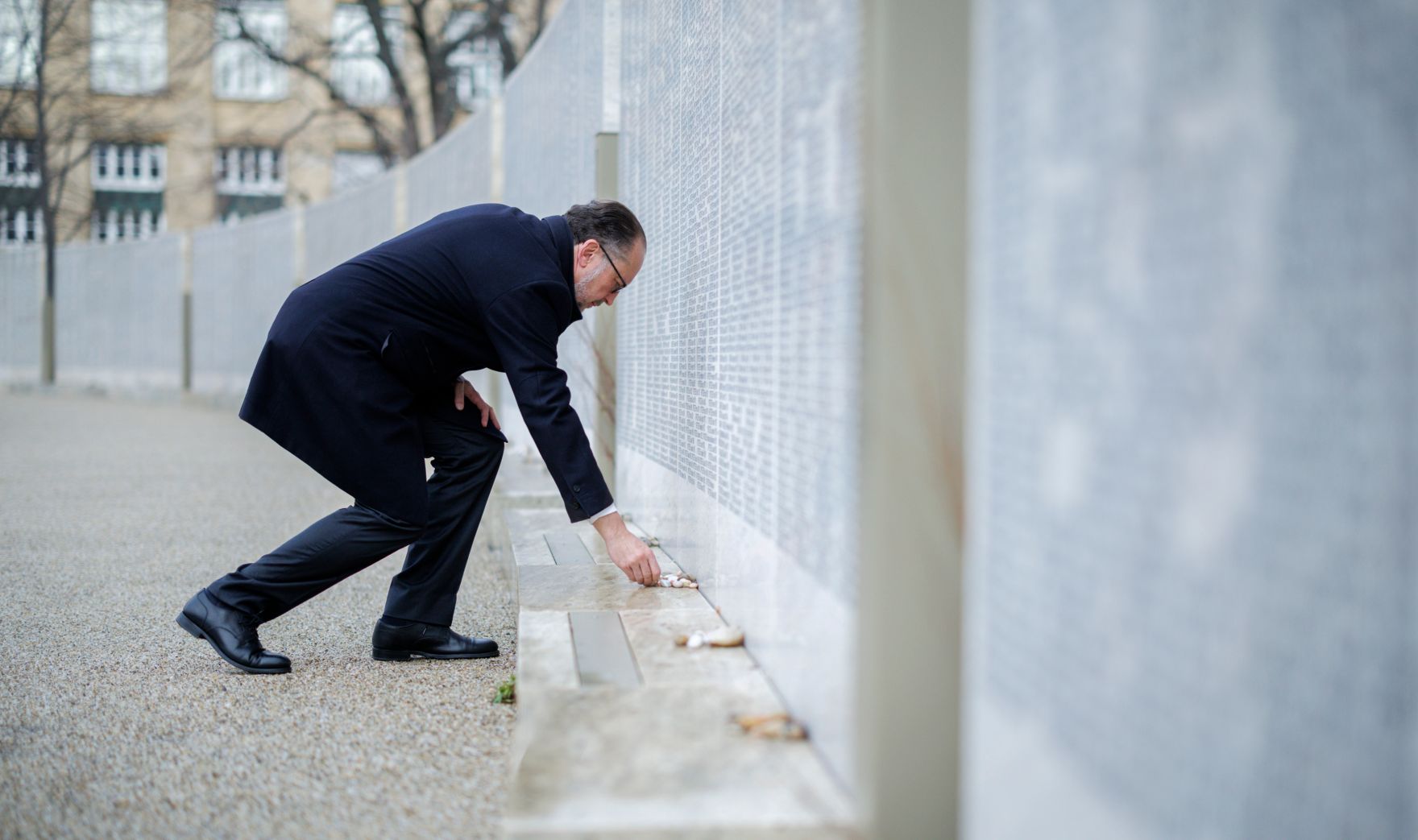 Am 27. J&auml;nner 2025 besuchte Bundeskanzler Alexander Schallenberg (im Bild) anl&auml;sslich des internationalen Tag des Gedenkens an die Opfer des Holocaust die Shoah Namensmauern im Ostarrichipark.