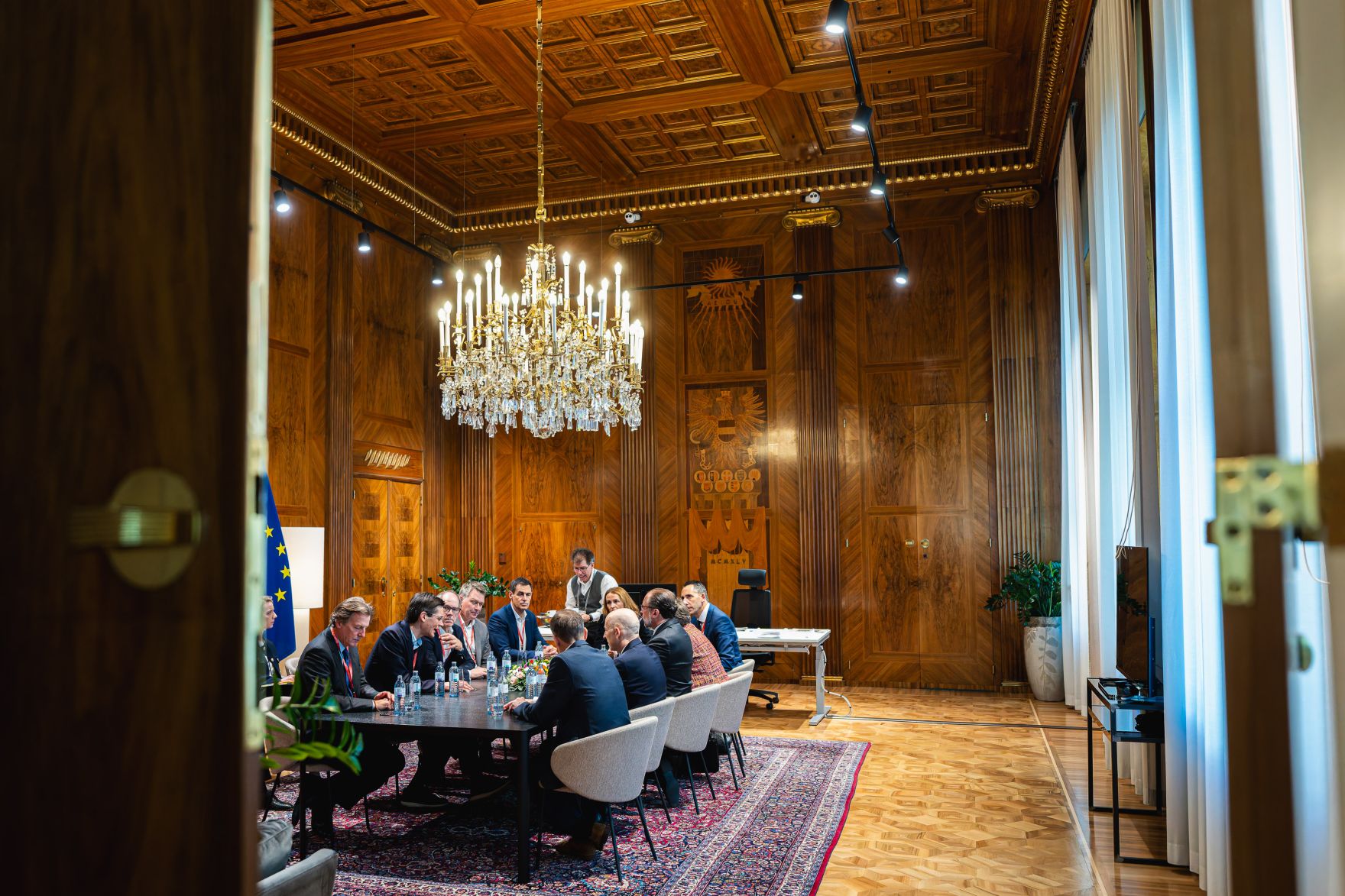 Am 29. J&auml;nner 2025 empfing Bundeskanzler Alexander Schallenberg das Technologieunternehmen TTTech im Bundeskanzleramt. Im Bild bei einem Arbeitsgespr&auml;ch mit Bundesminister Martin Kocher.