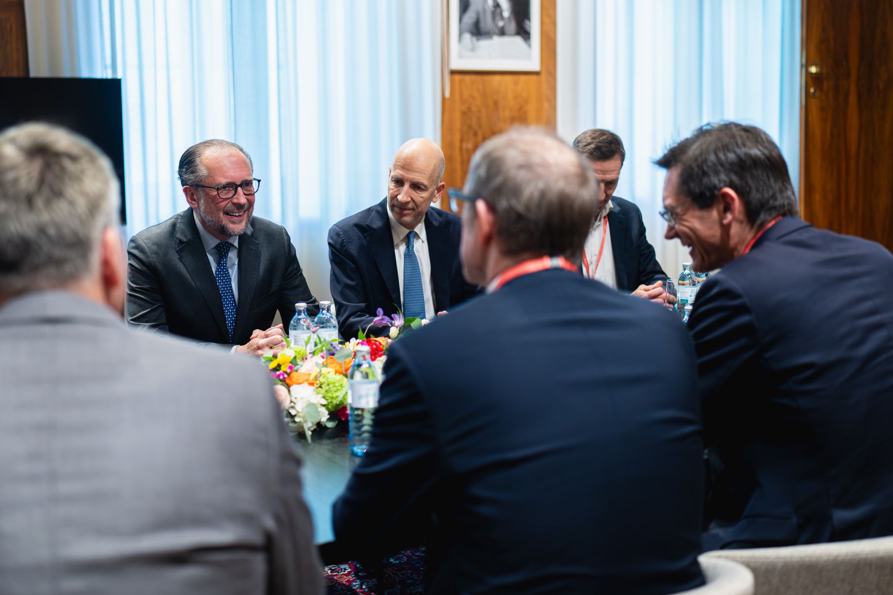 Am 29. J&auml;nner 2025 empfing Bundeskanzler Alexander Schallenberg (l.) das Technologieunternehmen TTTech im Bundeskanzleramt. Im Bild bei einem Arbeitsgespr&auml;ch mit Bundesminister Martin Kocher (2.v.l.).