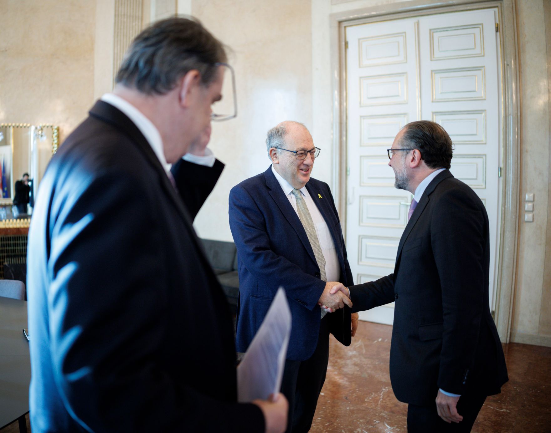 Am 30. J&auml;nner 2025 empfing Bundeskanzler Alexander Schallenberg (r.) den Pr&auml;sidenten der israelitischen Kultusgemeinde Oskar Deutsch (l.) und Zeitzeuge Ariel Muzicant (m.) zu einem Arbeitsgespr&auml;ch im Bundeskanzleramt.