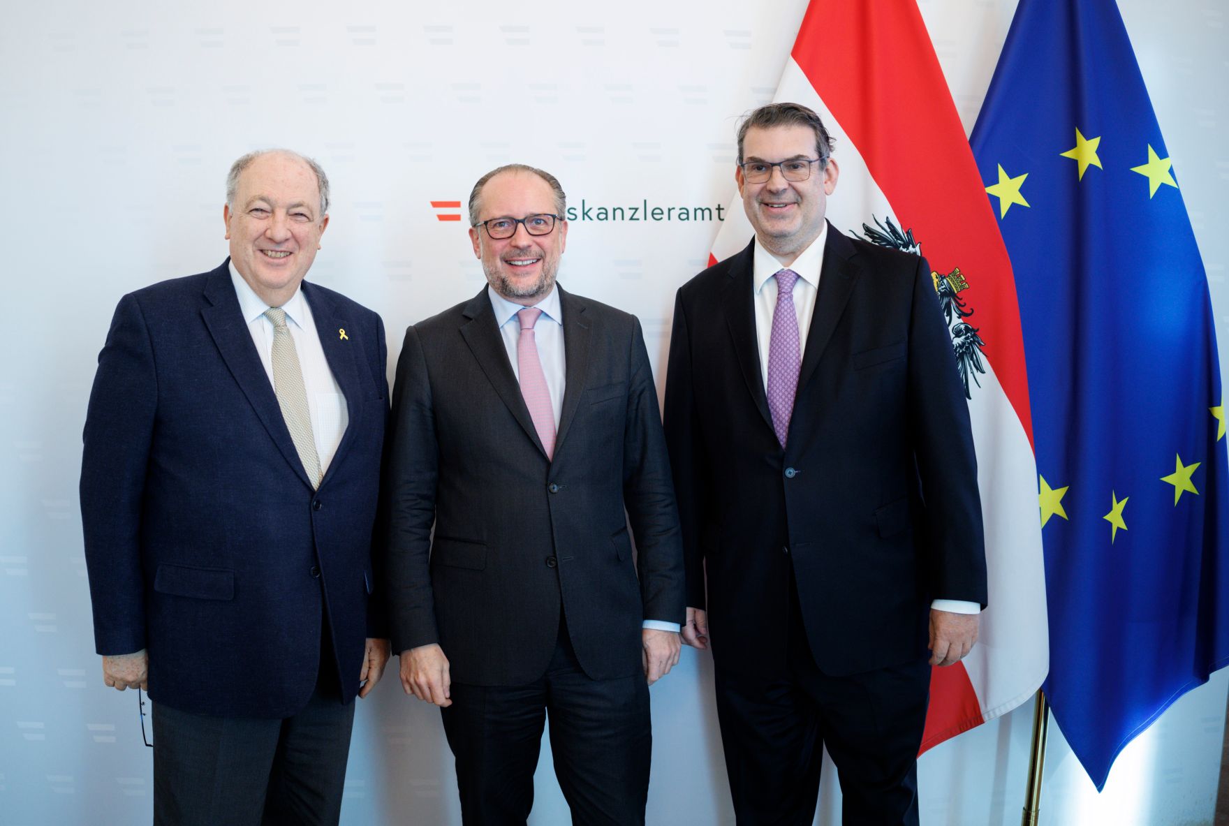 Am 30. J&auml;nner 2025 empfing Bundeskanzler Alexander Schallenberg (m.) den Pr&auml;sidenten der israelitischen Kultusgemeinde Oskar Deutsch (r.) und Zeitzeuge Ariel Muzicant (l.) zu einem Arbeitsgespr&auml;ch im Bundeskanzleramt.