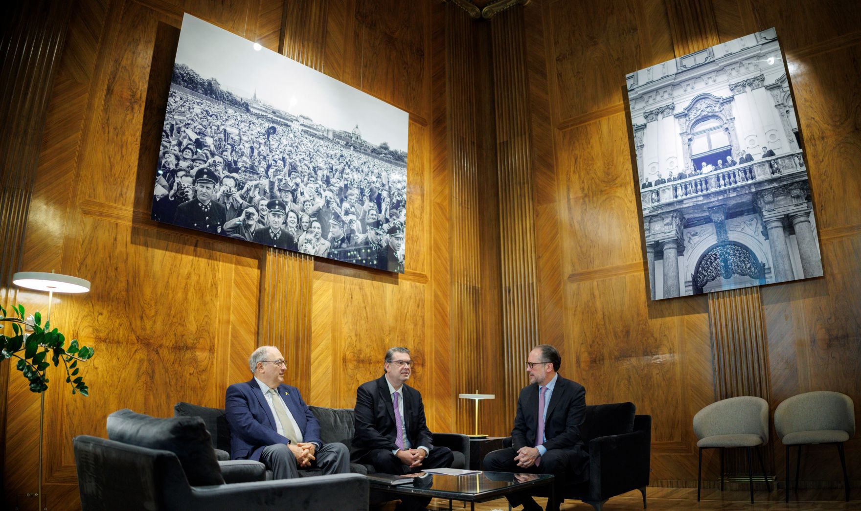 Am 30. J&auml;nner 2025 empfing Bundeskanzler Alexander Schallenberg (r.) den Pr&auml;sidenten der israelitischen Kultusgemeinde Oskar Deutsch (m.) und Zeitzeuge Ariel Muzicant (l.) zu einem Arbeitsgespr&auml;ch im Bundeskanzleramt.