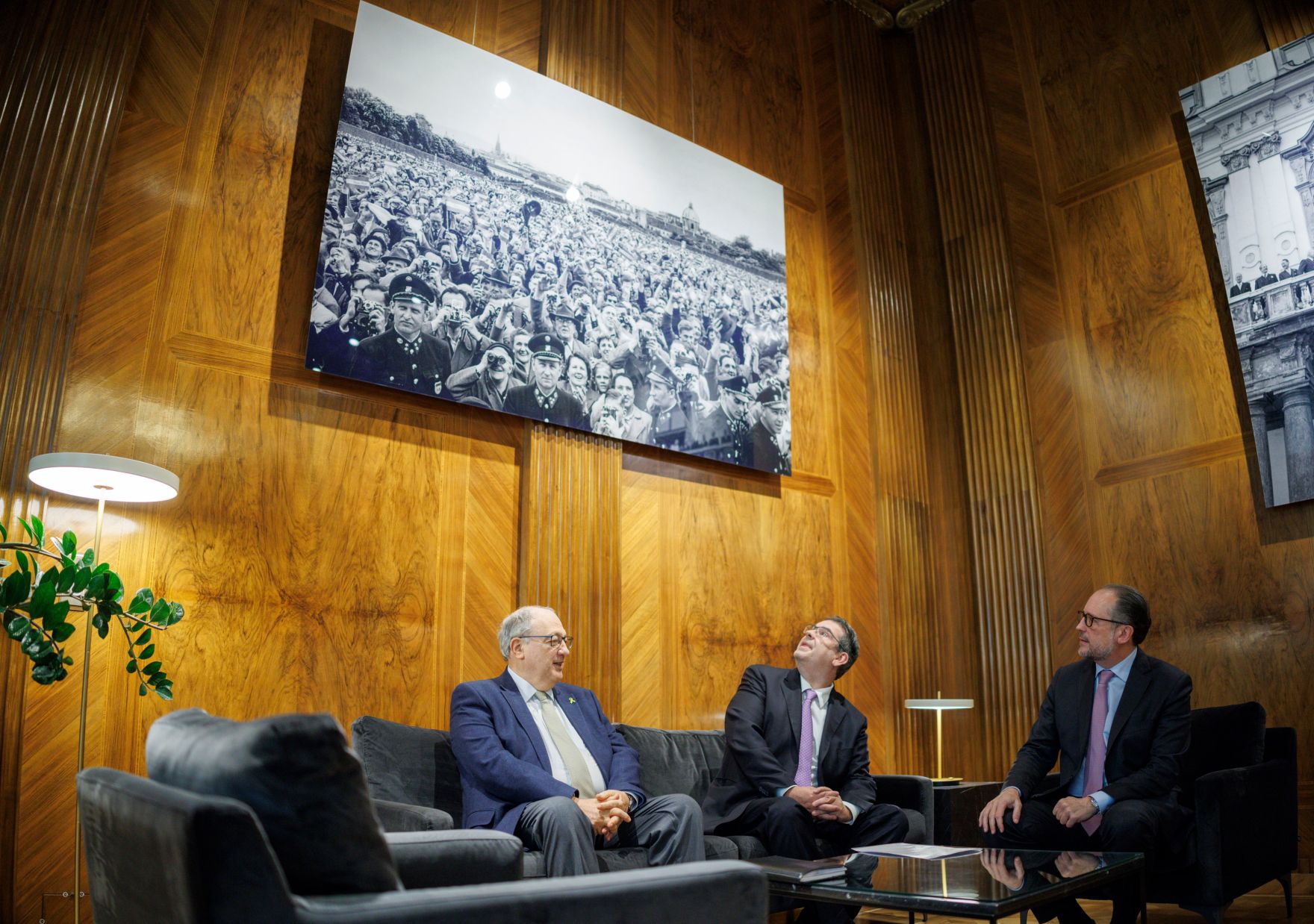Am 30. J&auml;nner 2025 empfing Bundeskanzler Alexander Schallenberg (r.) den Pr&auml;sidenten der israelitischen Kultusgemeinde Oskar Deutsch (m.) und Zeitzeuge Ariel Muzicant (l.) zu einem Arbeitsgespr&auml;ch im Bundeskanzleramt.