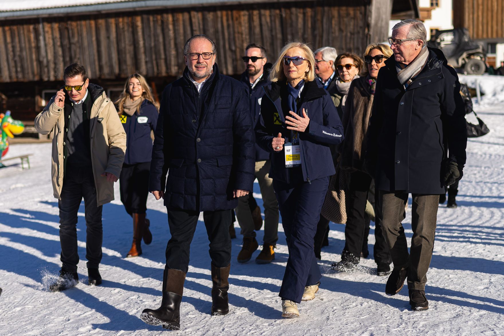 Am 4. Februar 2025 besuchte Bundeskanzler Alexander Schallenberg (3.v.l.) die Ski-Weltmeisterschaft in Saalbach.