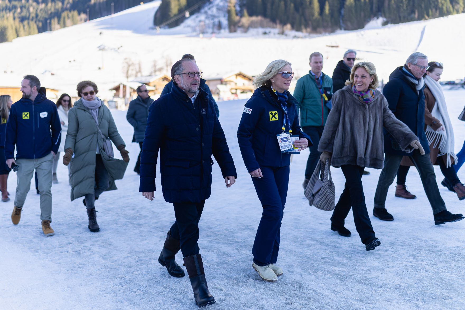 Am 4. Februar 2025 besuchte Bundeskanzler Alexander Schallenberg (4.v.l.) die Ski-Weltmeisterschaft in Saalbach.