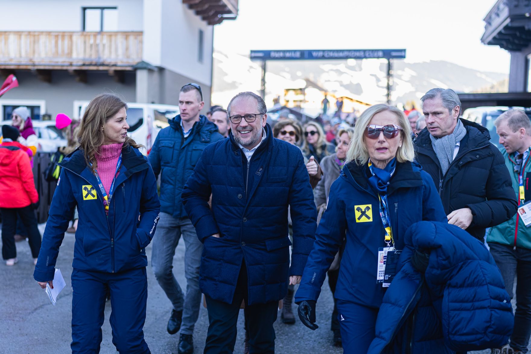 Am 4. Februar 2025 besuchte Bundeskanzler Alexander Schallenberg (m.l.) die Ski-Weltmeisterschaft in Saalbach.