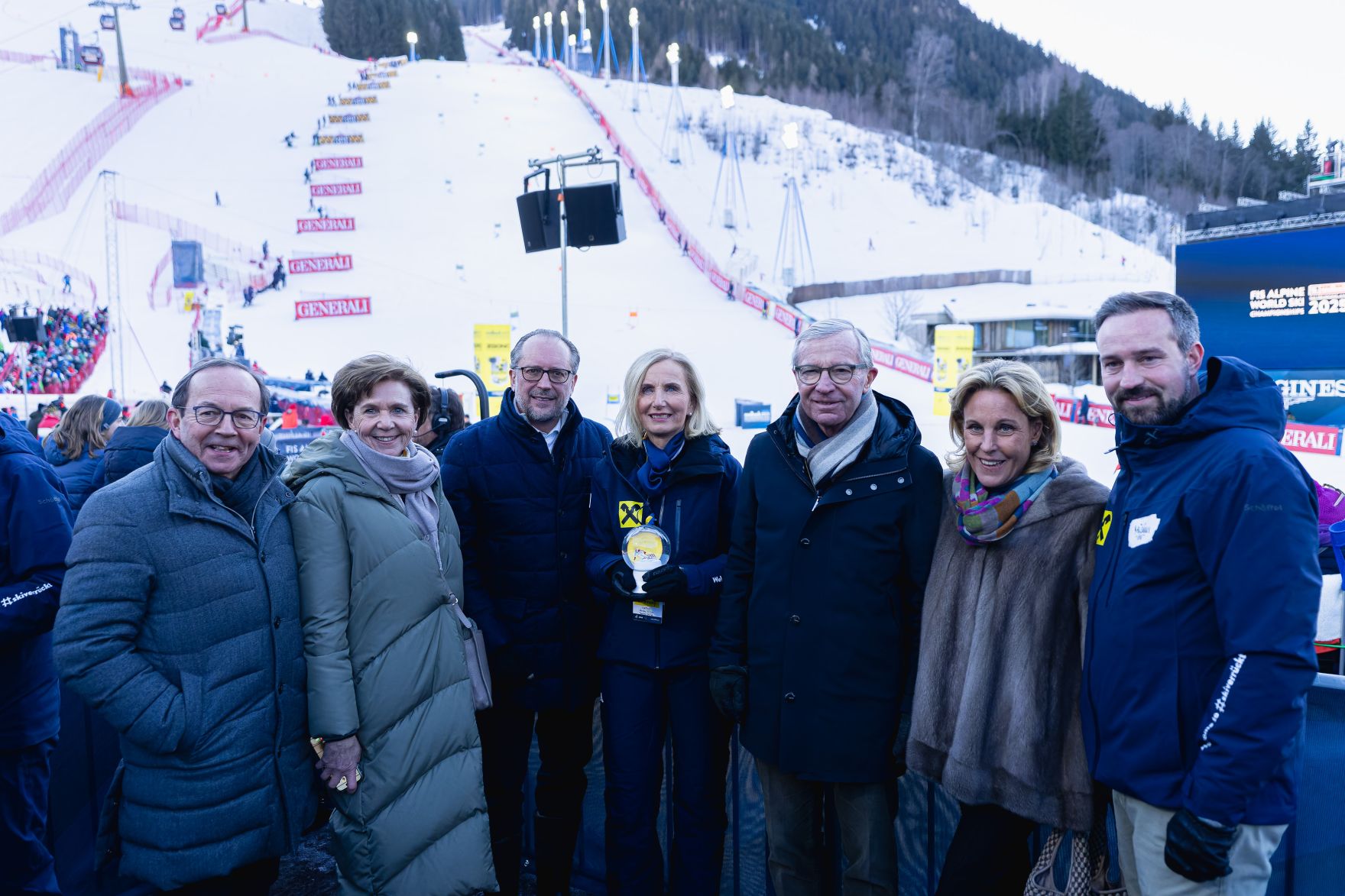 Am 4. Februar 2025 besuchte Bundeskanzler Alexander Schallenberg (3.v.l.) die Ski-Weltmeisterschaft in Saalbach.
