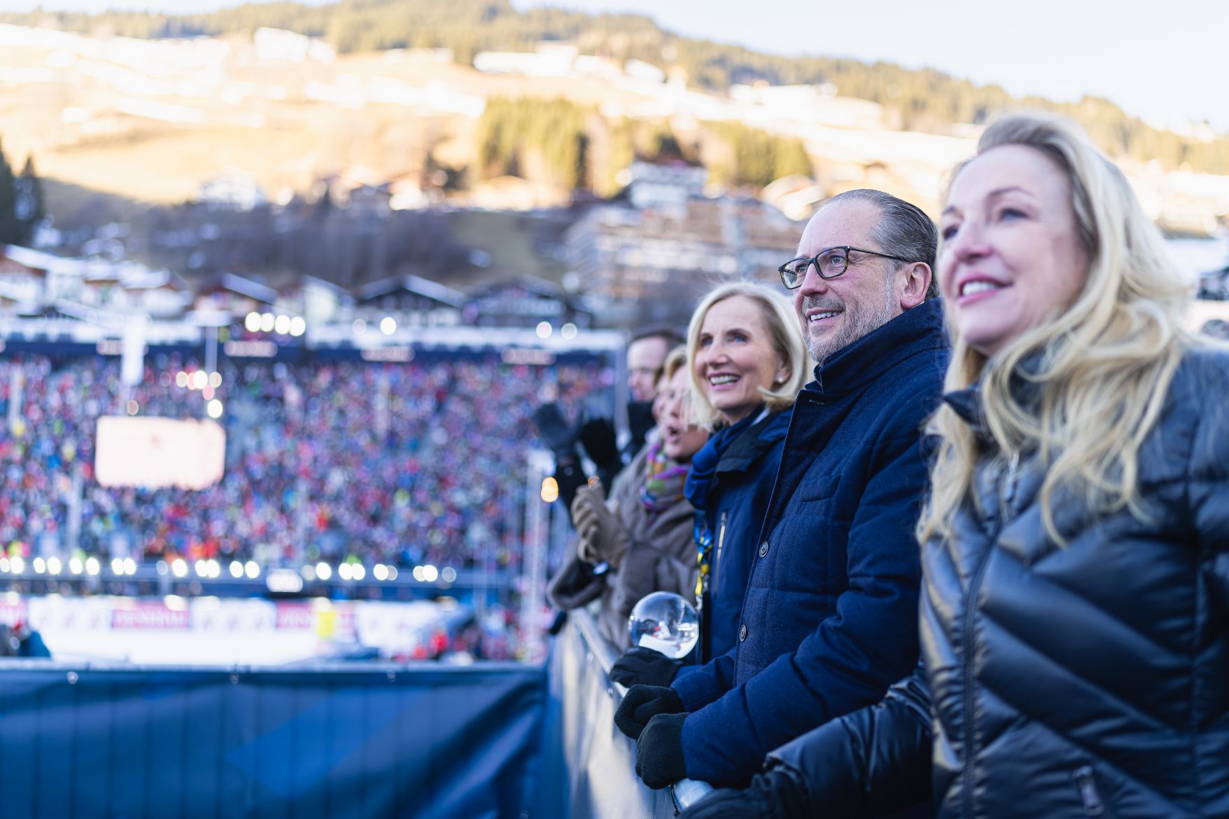 Am 4. Februar 2025 besuchte Bundeskanzler Alexander Schallenberg (2.v.r.) die Ski-Weltmeisterschaft in Saalbach.