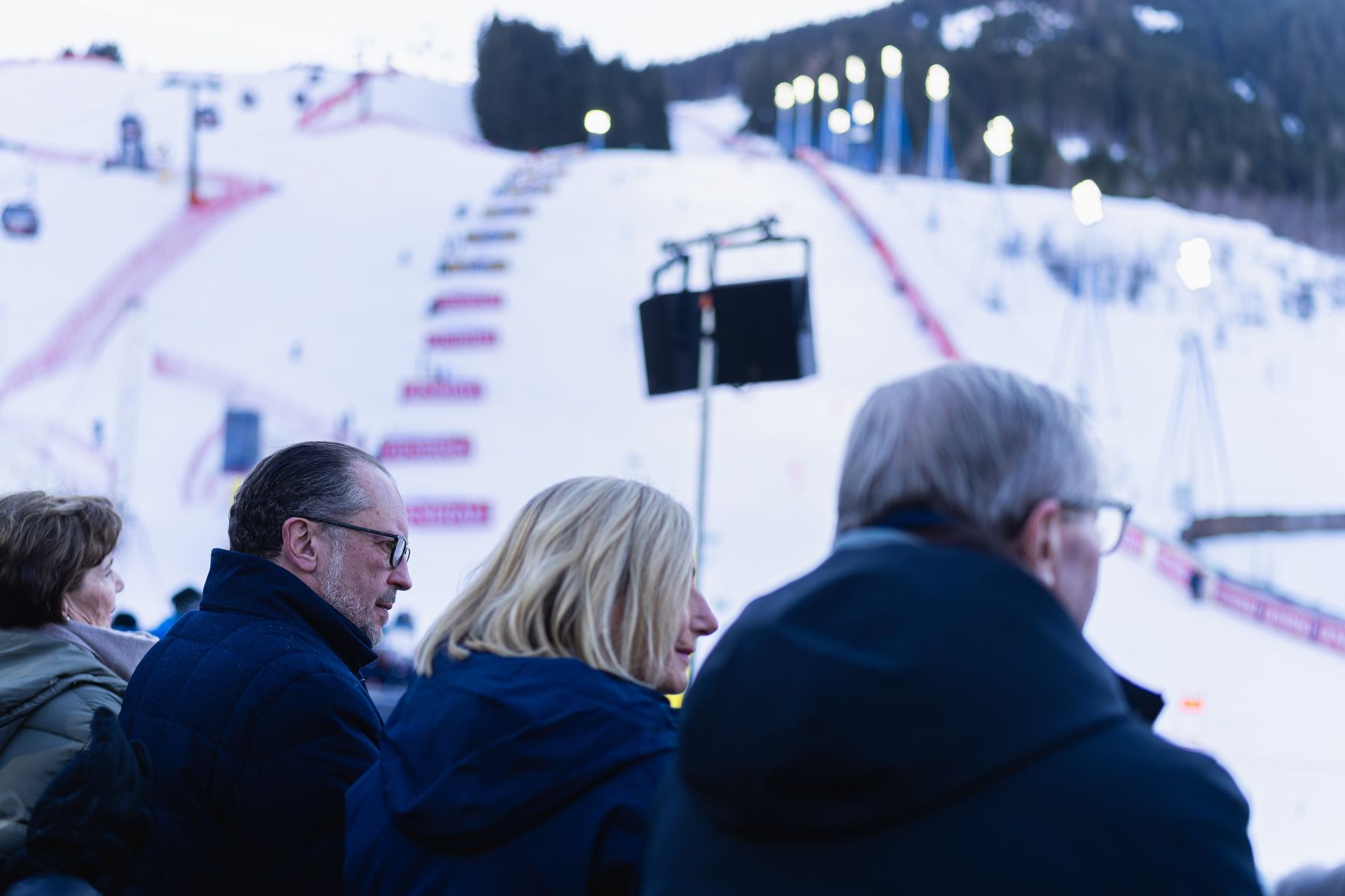 Am 4. Februar 2025 besuchte Bundeskanzler Alexander Schallenberg (3.v.r.) die Ski-Weltmeisterschaft in Saalbach.