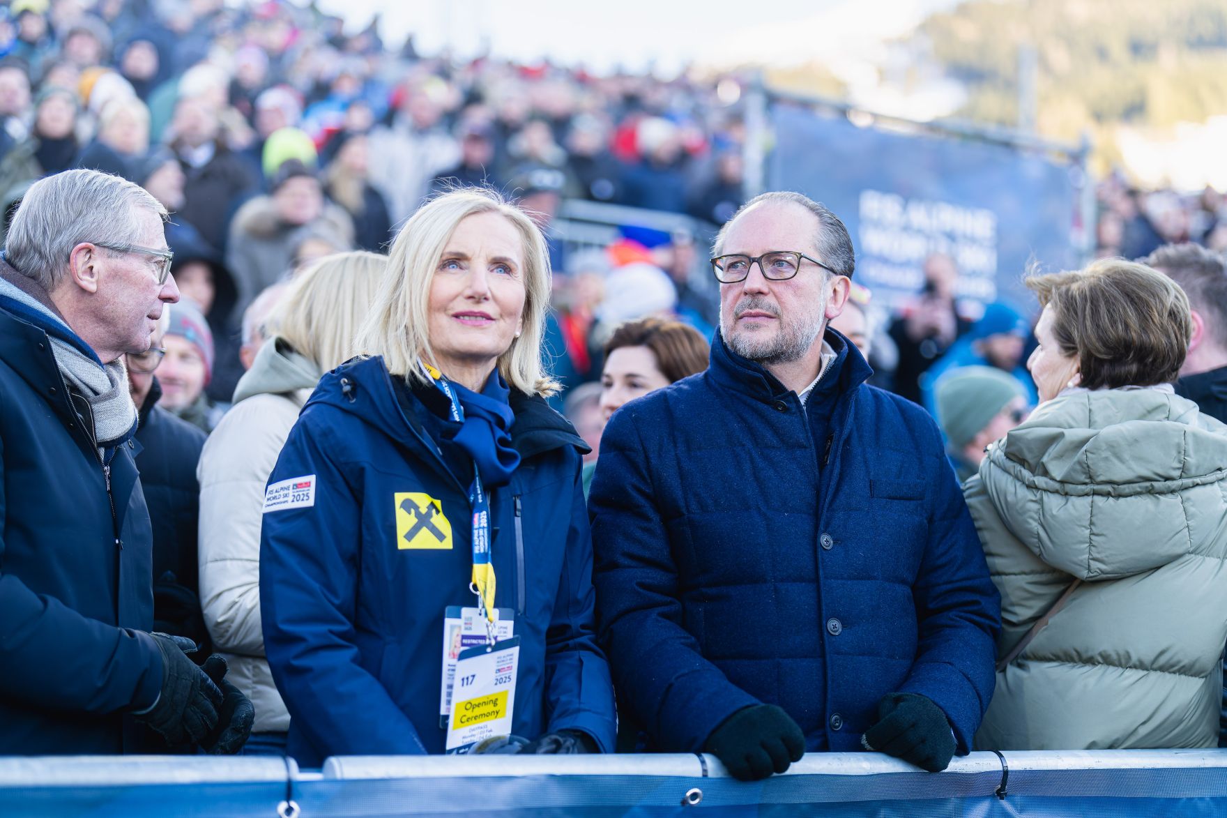 Am 4. Februar 2025 besuchte Bundeskanzler Alexander Schallenberg (m.r.) die Ski-Weltmeisterschaft in Saalbach.