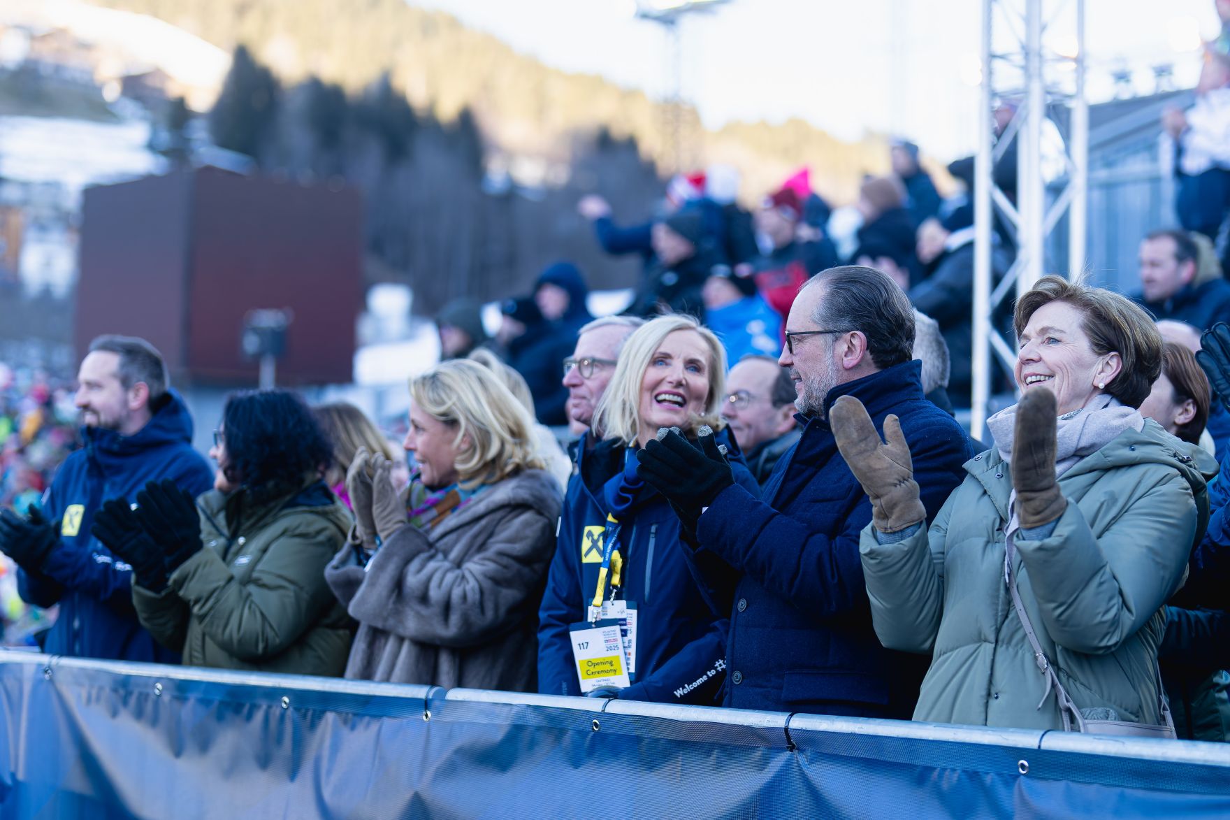 Am 4. Februar 2025 besuchte Bundeskanzler Alexander Schallenberg (2.v.r.) die Ski-Weltmeisterschaft in Saalbach.