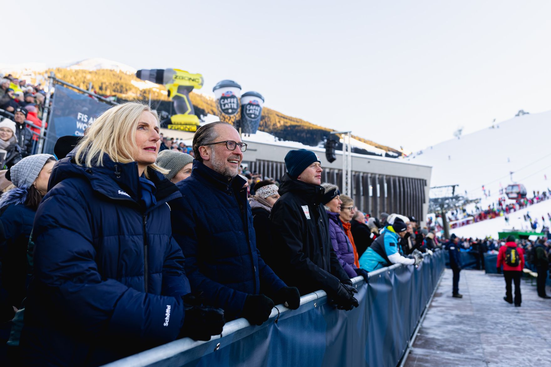 Am 4. Februar 2025 besuchte Bundeskanzler Alexander Schallenberg (2.v.l.) die Ski-Weltmeisterschaft in Saalbach.