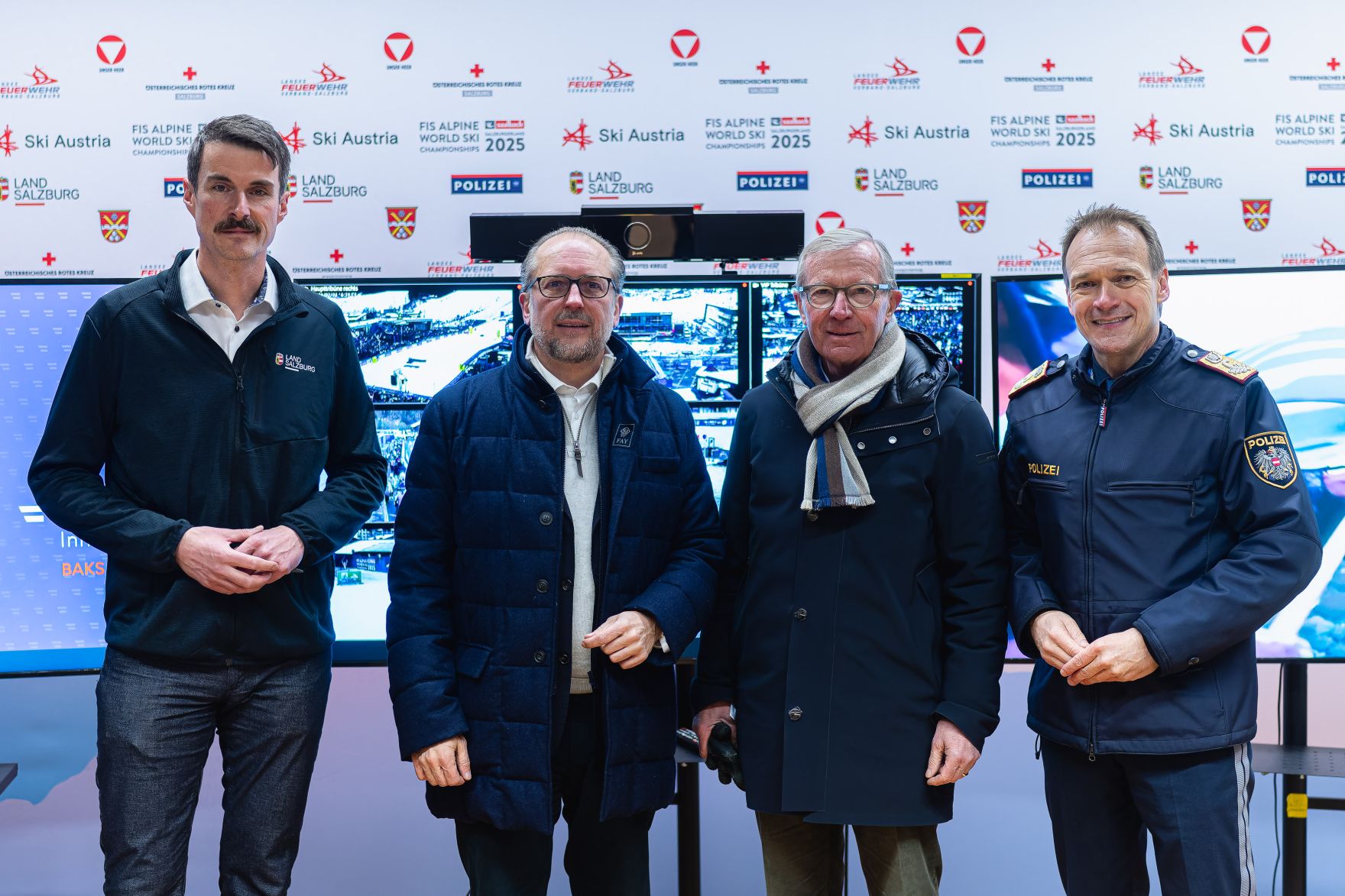 Am 4. Februar 2025 besuchte Bundeskanzler Alexander Schallenberg (m.l.) die Ski-Weltmeisterschaft in Saalbach.