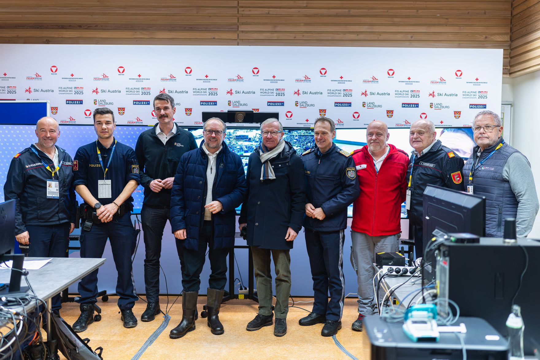 Am 4. Februar 2025 besuchte Bundeskanzler Alexander Schallenberg (4.v.l.) die Ski-Weltmeisterschaft in Saalbach.