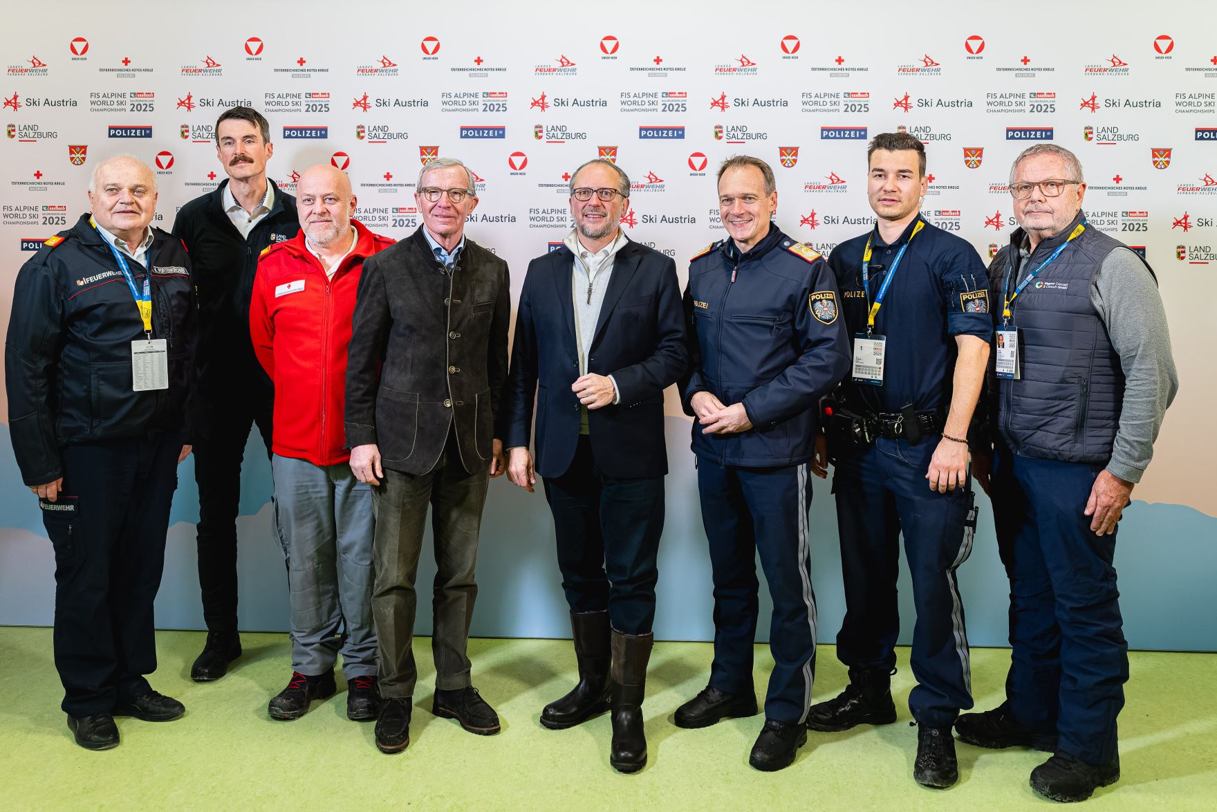 Am 4. Februar 2025 besuchte Bundeskanzler Alexander Schallenberg (m.r.) die Ski-Weltmeisterschaft in Saalbach.