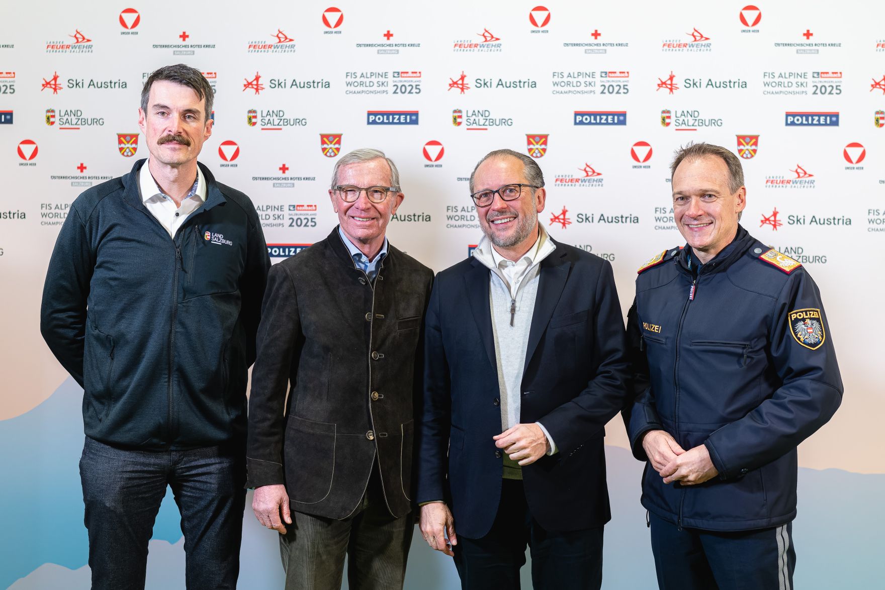 Am 4. Februar 2025 besuchte Bundeskanzler Alexander Schallenberg (m.r.) die Ski-Weltmeisterschaft in Saalbach.