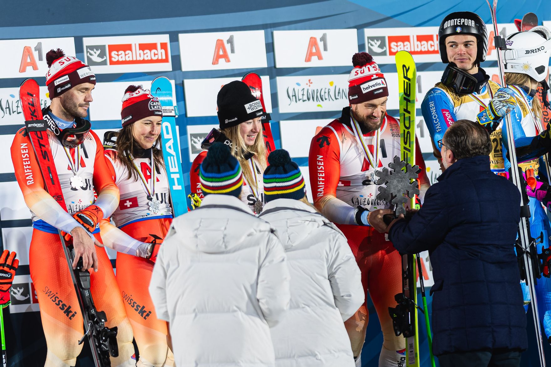 Am 4. Februar 2025 besuchte Bundeskanzler Alexander Schallenberg (2.v.r.) die Ski-Weltmeisterschaft in Saalbach.